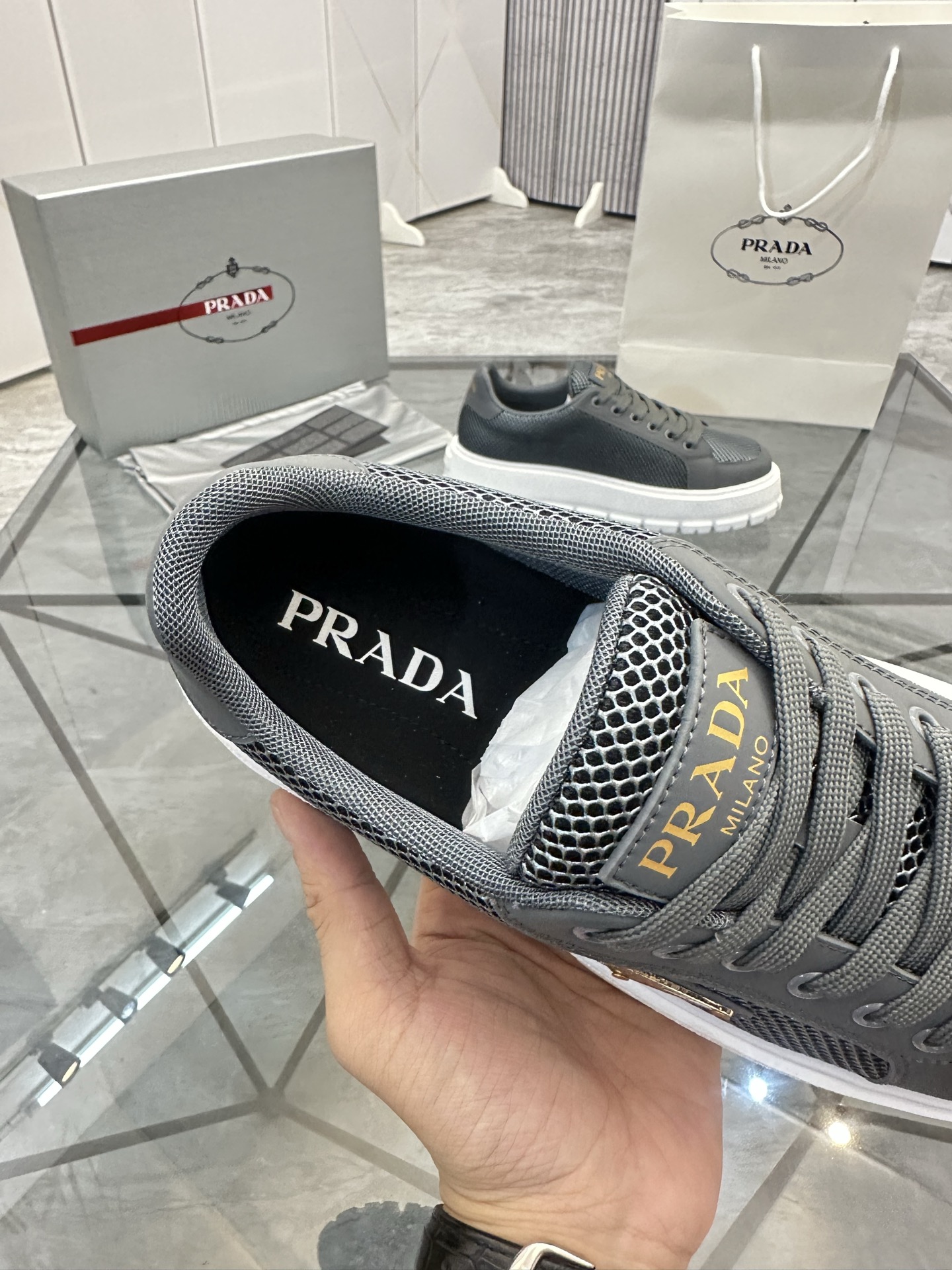 Precio de venta: P270 De gama alta de bienes de alta calidad Marca: Prada * "Prada *" zapatos casual