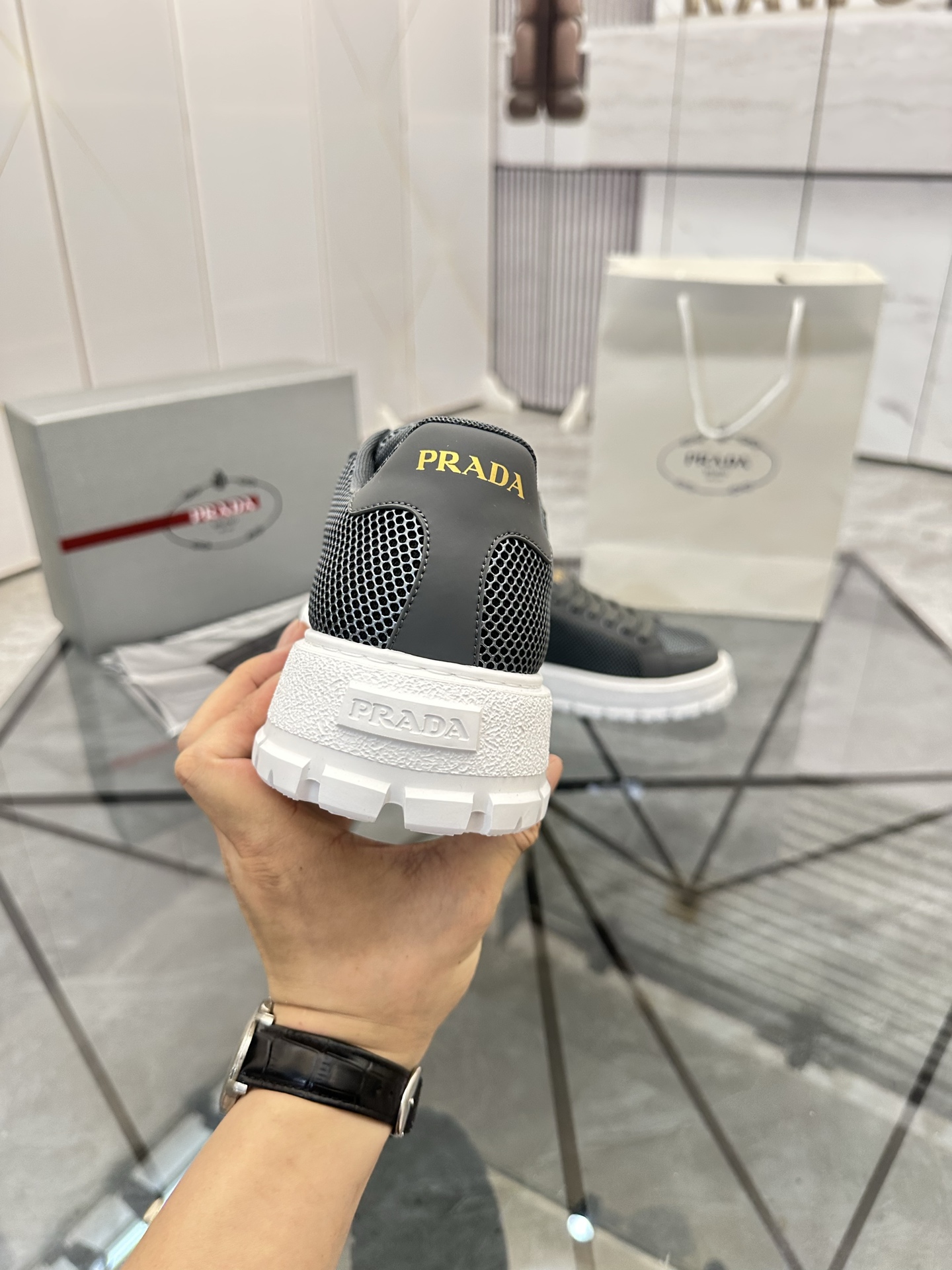 Precio de venta: P270 De gama alta de bienes de alta calidad Marca: Prada * "Prada *" zapatos casual