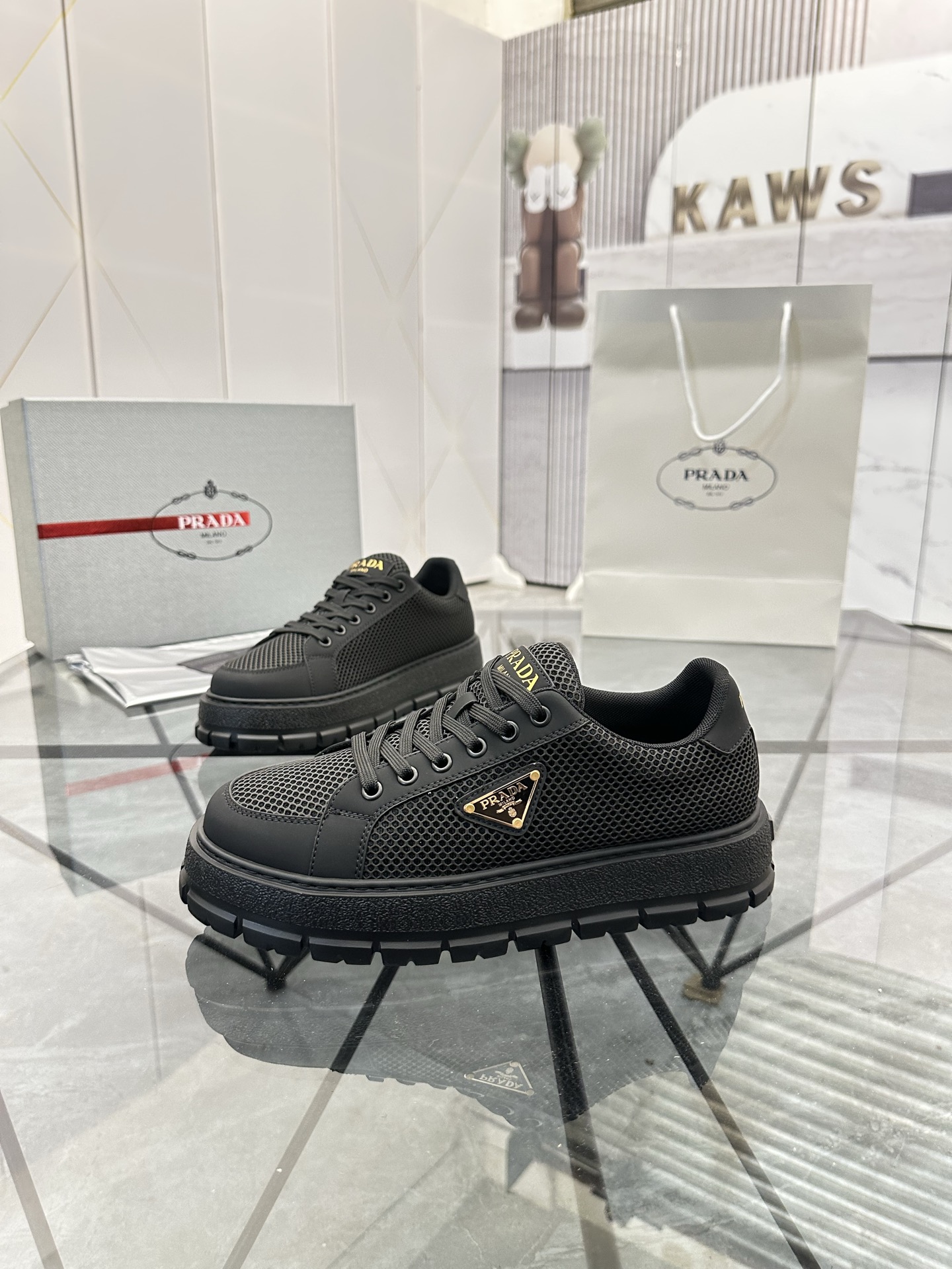 Precio de venta: P270 De gama alta de bienes de alta calidad Marca: Prada * 