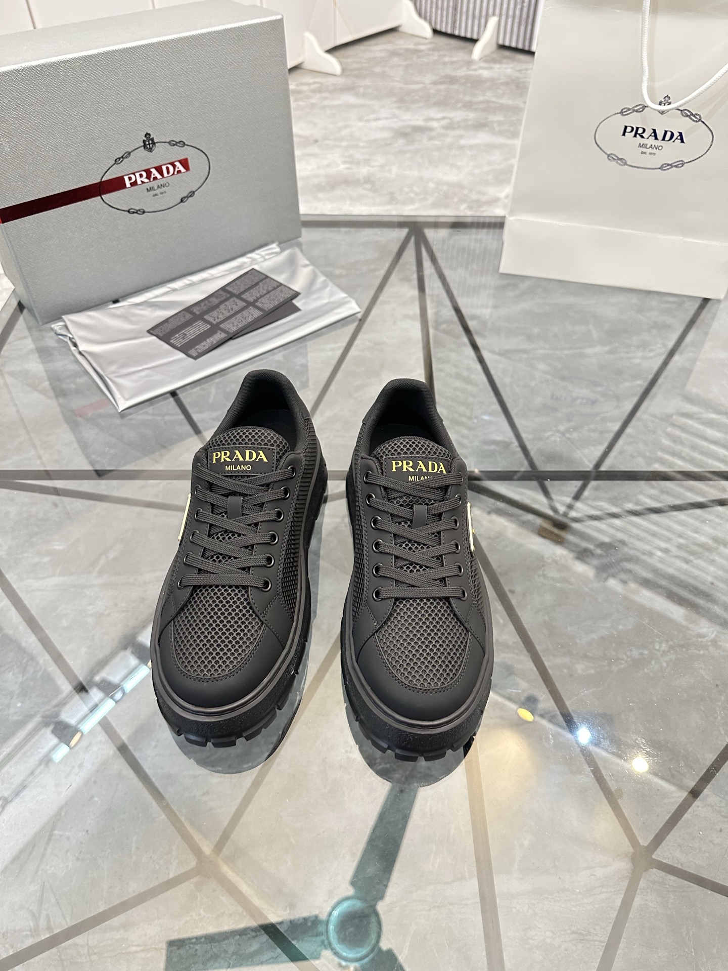 Precio de venta: P270 De gama alta de bienes de alta calidad Marca: Prada * "Prada *" zapatos casual
