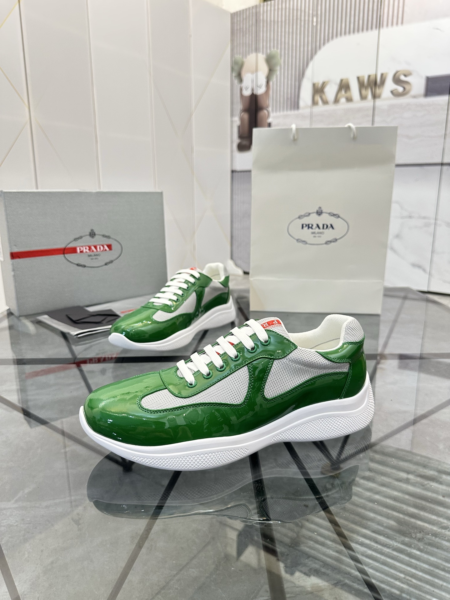 Precio de venta: P230 Artículos de alta gama y máxima calidadMarca: Prada *