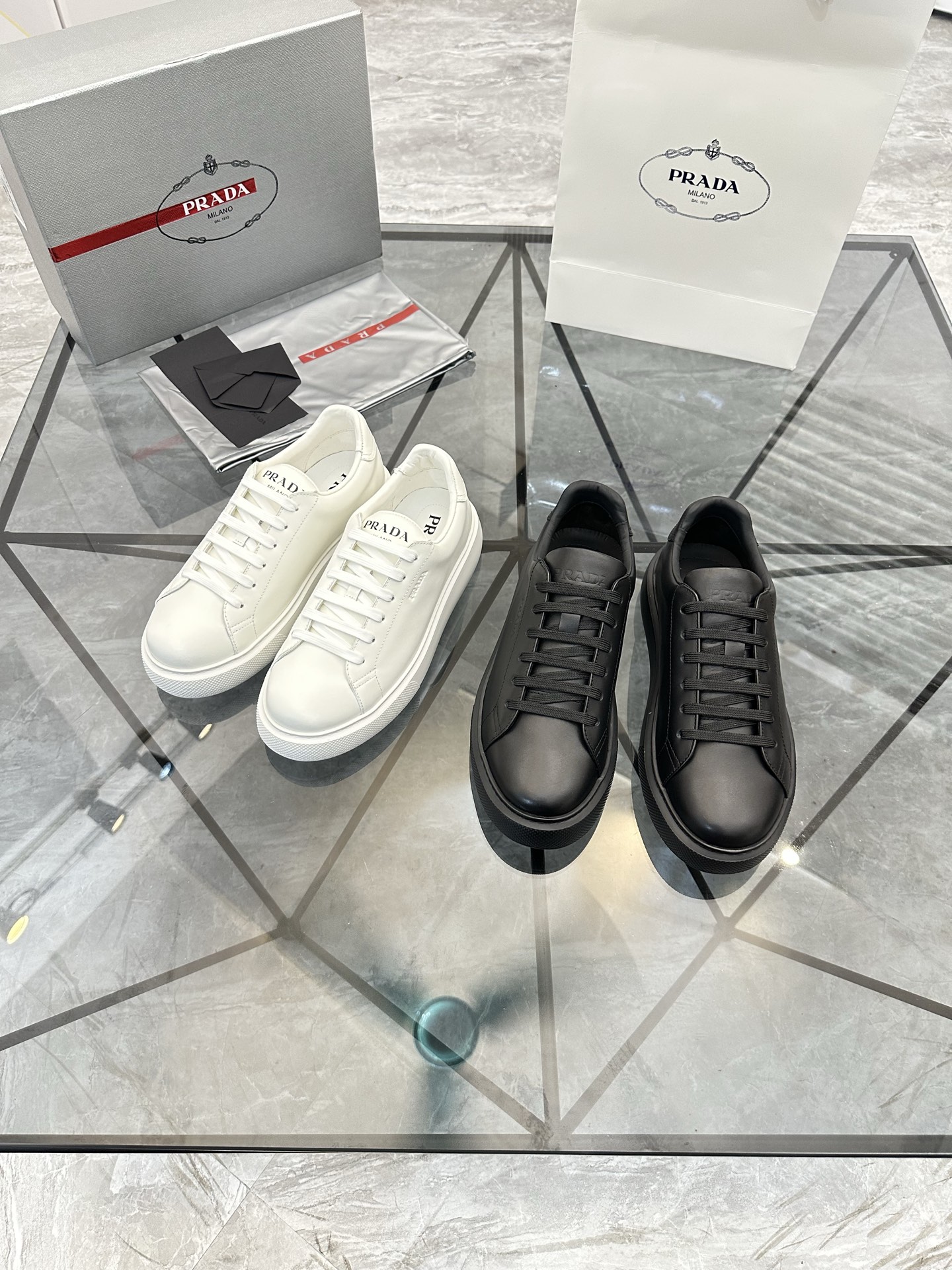 Precio de venta: P270 Artículos de alta gama y máxima calidadMarca: Prada *"Prada*" mocasines de cañ