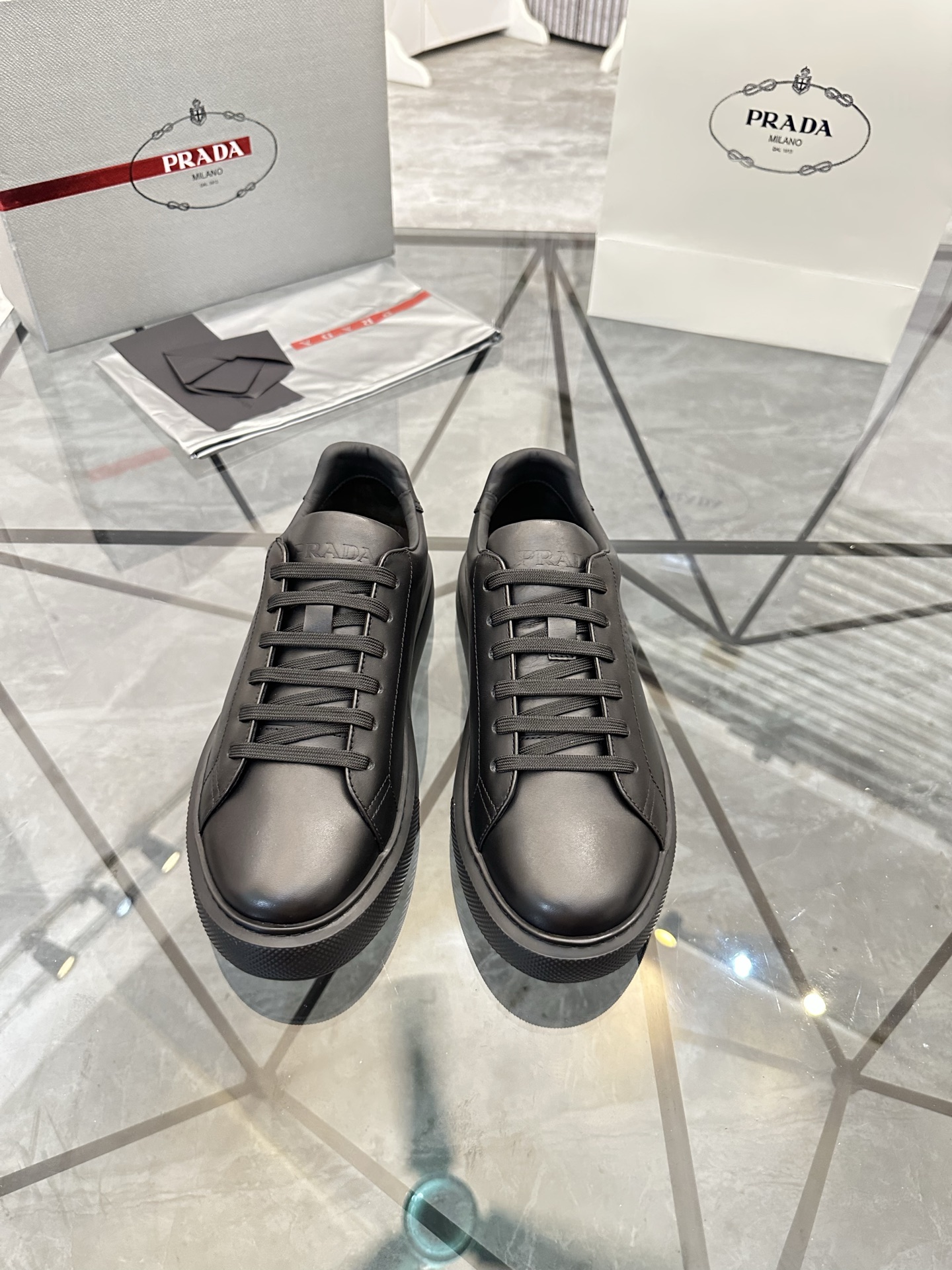Precio de venta: P270 Artículos de alta gama y máxima calidadMarca: Prada *"Prada*" mocasines de cañ