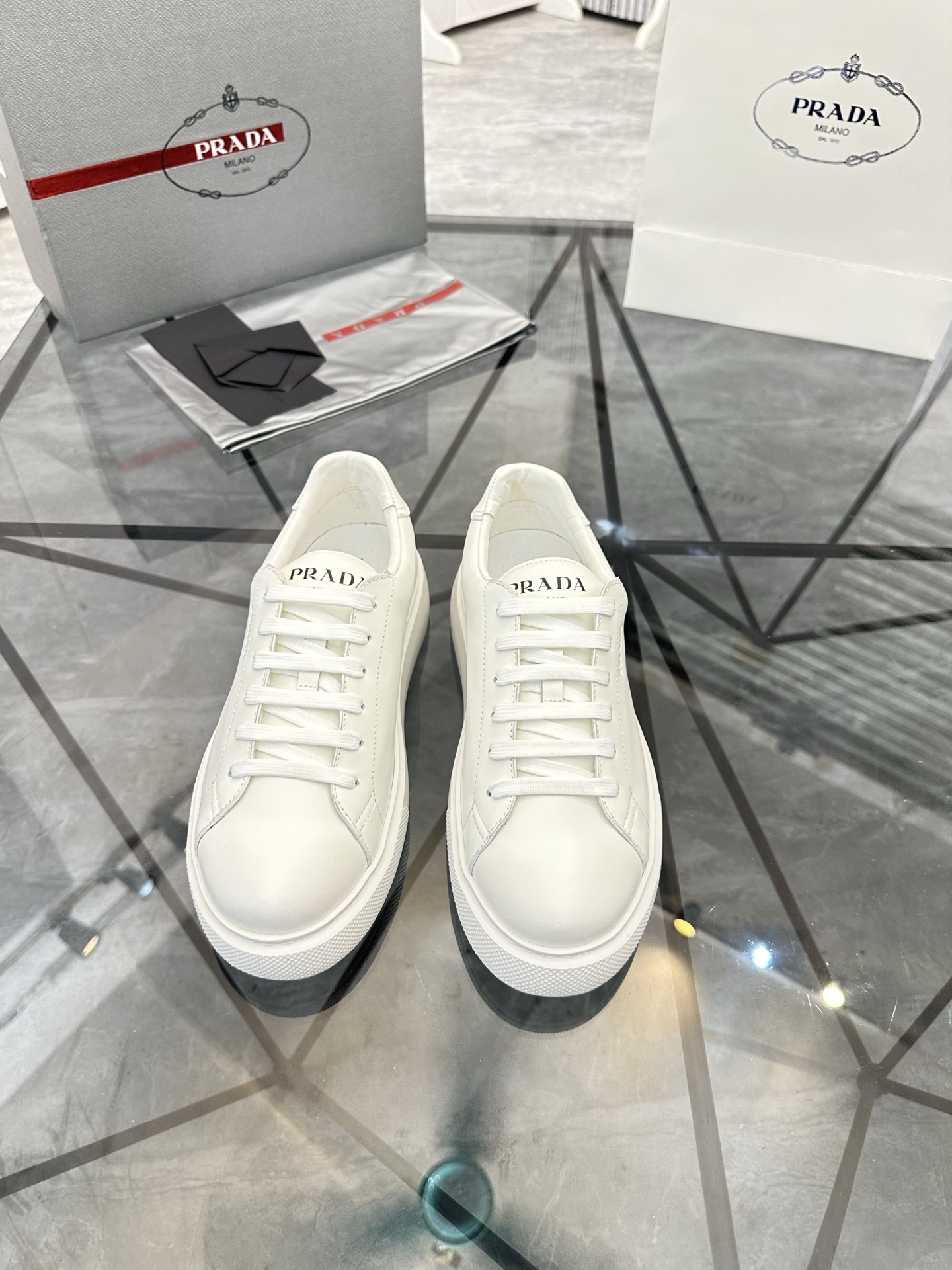 Precio de venta: P270 Artículos de alta gama y máxima calidadMarca: Prada *"Prada*" mocasines de cañ