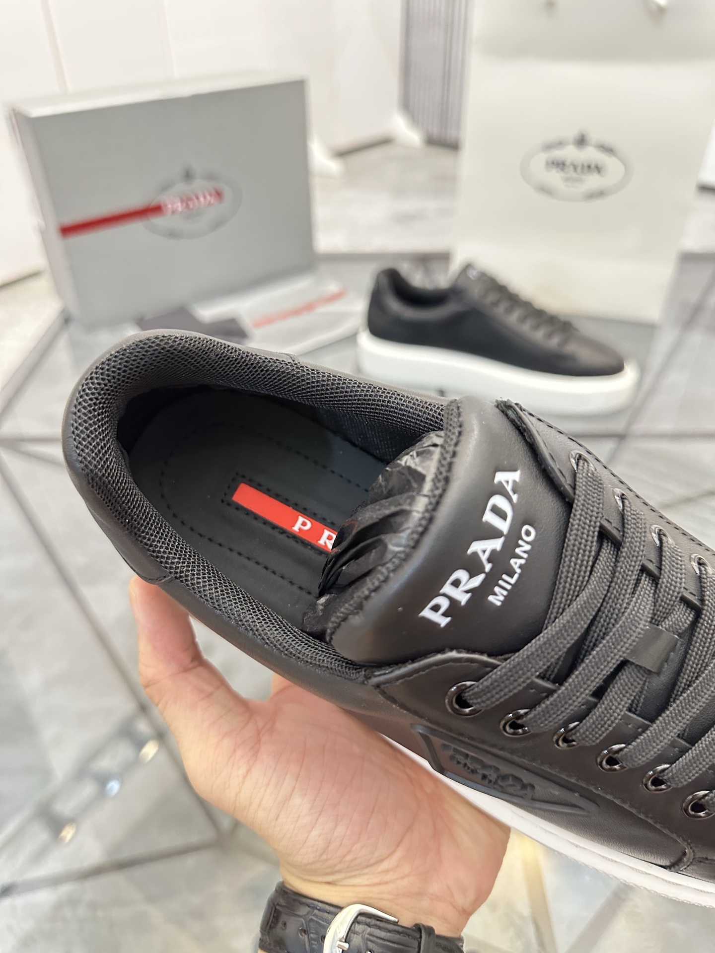 Precio de venta: P270 Artículos de alta gama y máxima calidadMarca: Prada *"Prada*" lowtop loafersTa