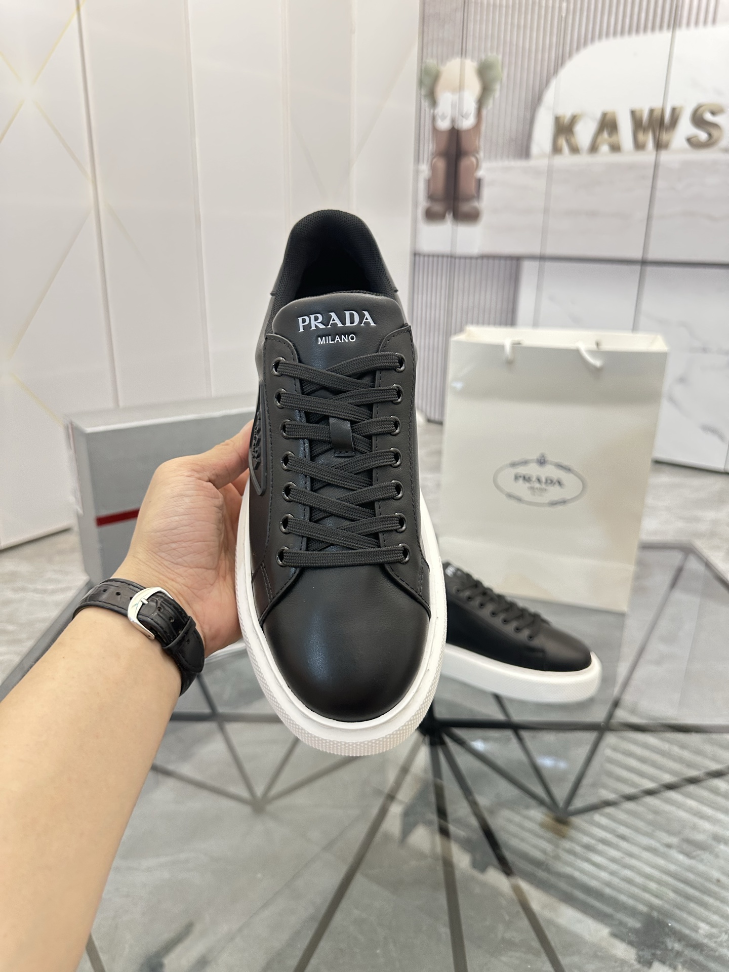 Precio de venta: P270 Artículos de alta gama y máxima calidadMarca: Prada *"Prada*" lowtop loafersTa