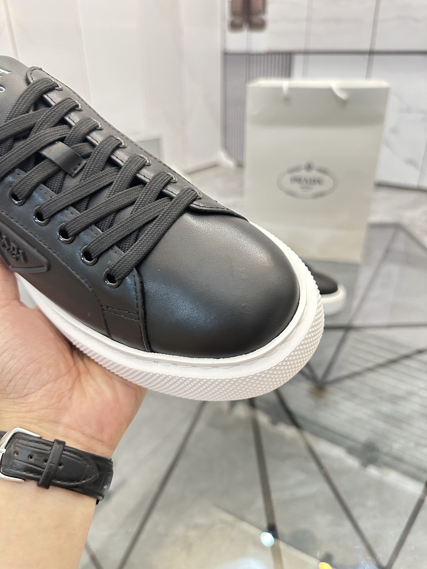 Precio de venta: P270 Artículos de alta gama y máxima calidadMarca: Prada *"Prada*" lowtop loafersTa