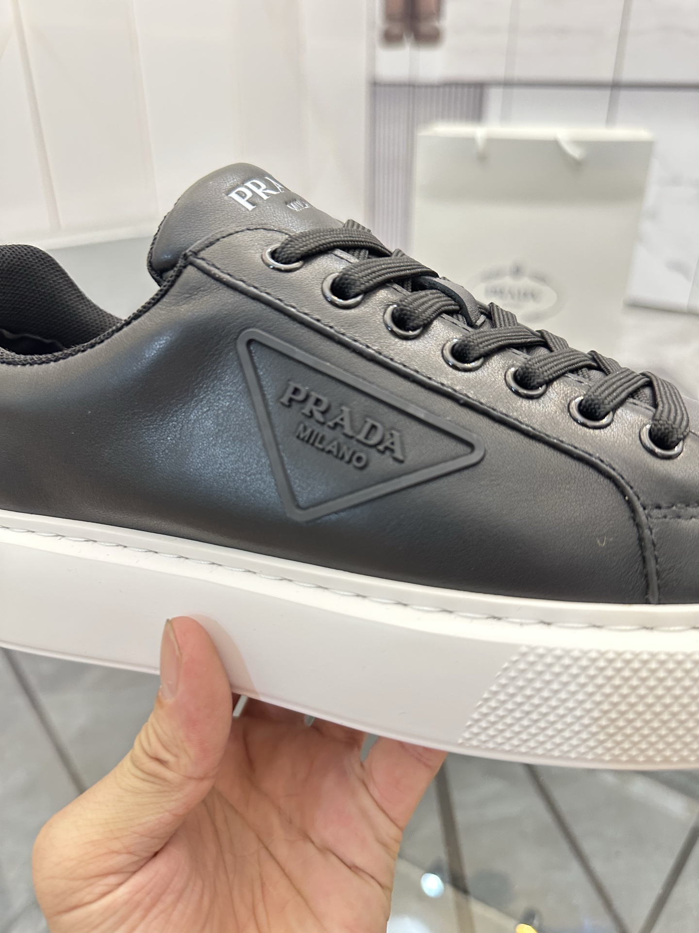 Precio de venta: P270 Artículos de alta gama y máxima calidadMarca: Prada *"Prada*" lowtop loafersTa