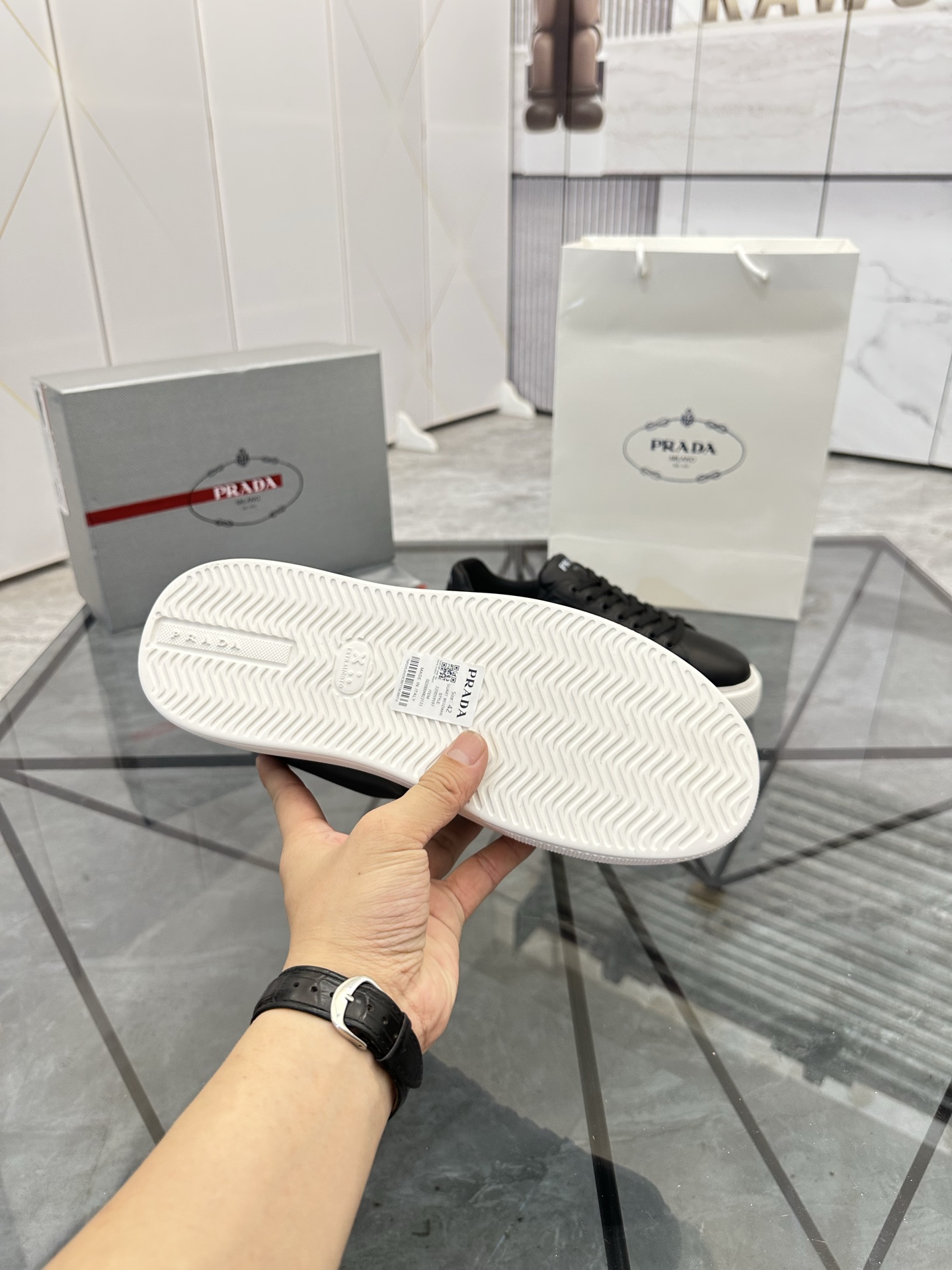 Precio de venta: P270 Artículos de alta gama y máxima calidadMarca: Prada *"Prada*" lowtop loafersTa