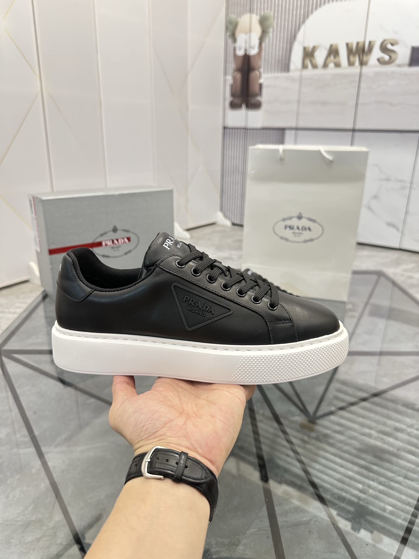Precio de venta: P270 Artículos de alta gama y máxima calidadMarca: Prada *"Prada*" lowtop loafersTa