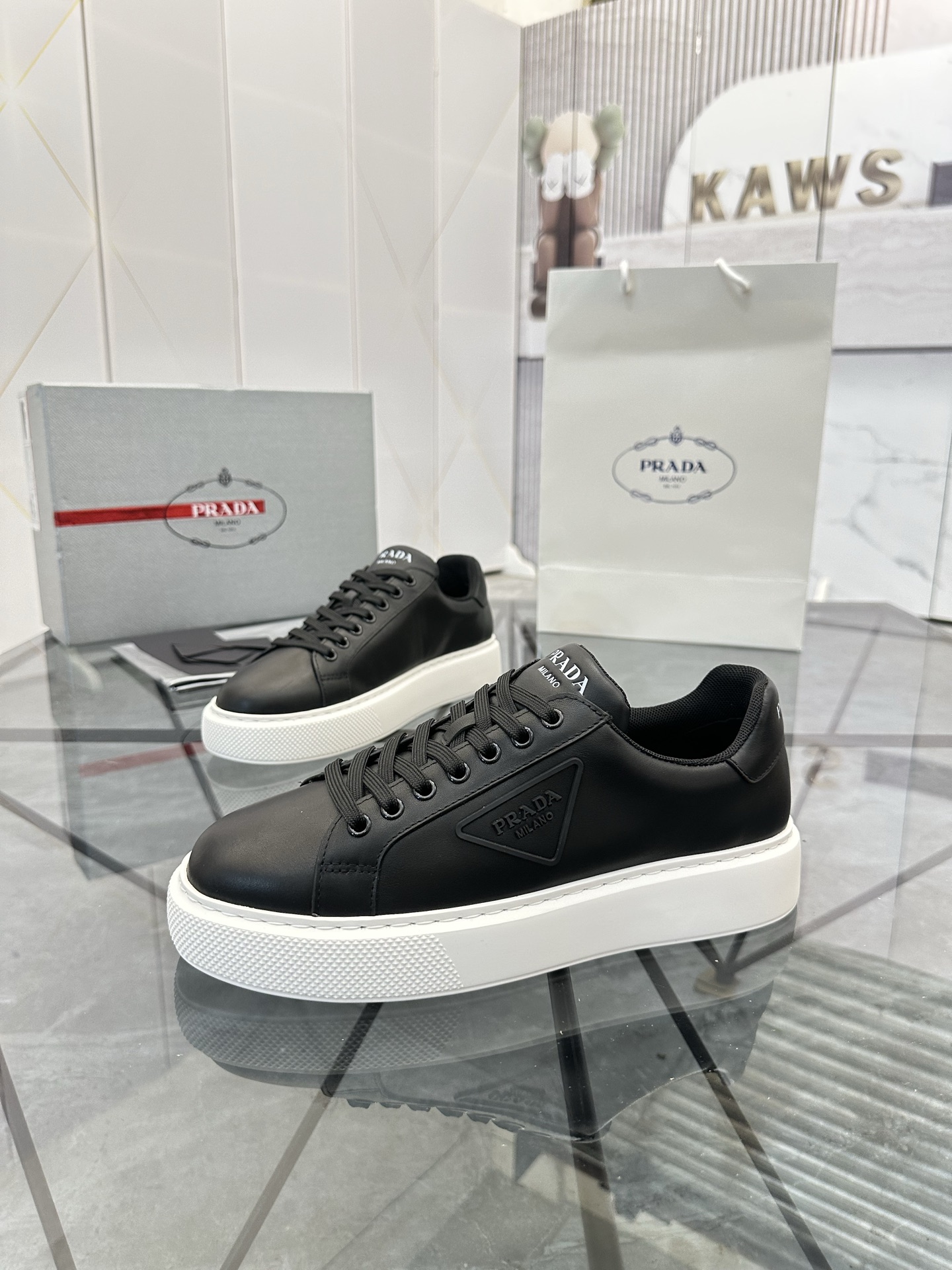Precio de venta: P270 Artículos de alta gama y máxima calidadMarca: Prada *