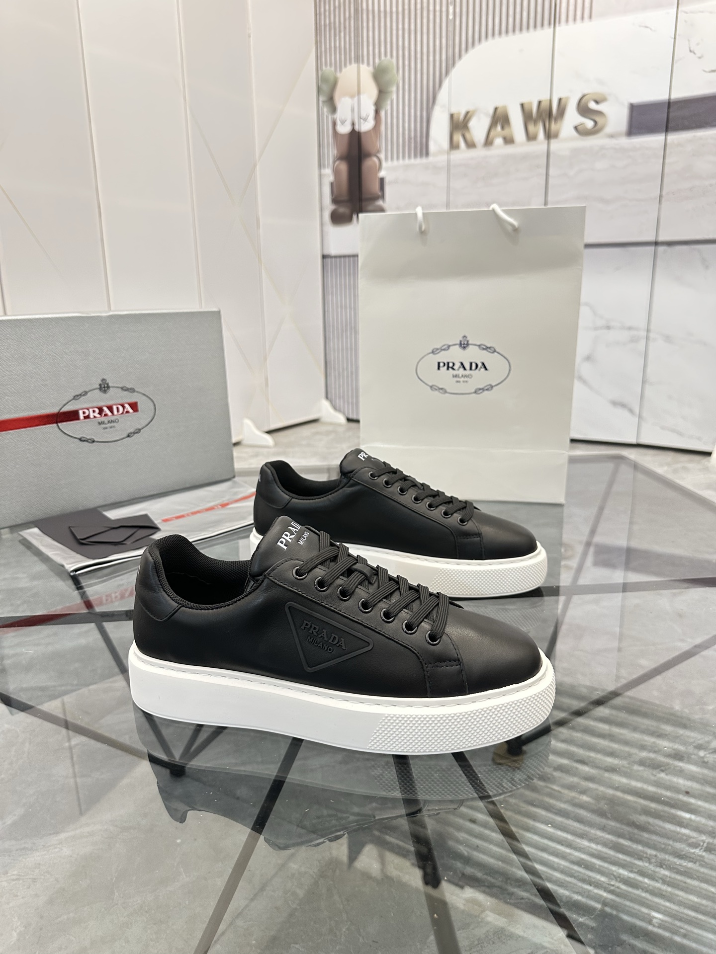 Precio de venta: P270 Artículos de alta gama y máxima calidadMarca: Prada *"Prada*" lowtop loafersTa