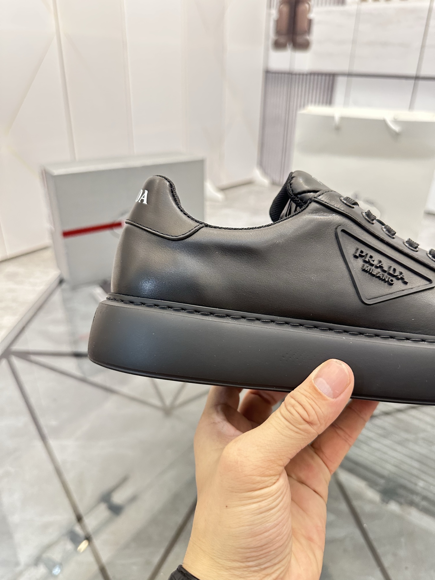 Precio de venta: P270 Artículos de alta gama y máxima calidadMarca: Prada *"Prada*" lowtop loafersTa