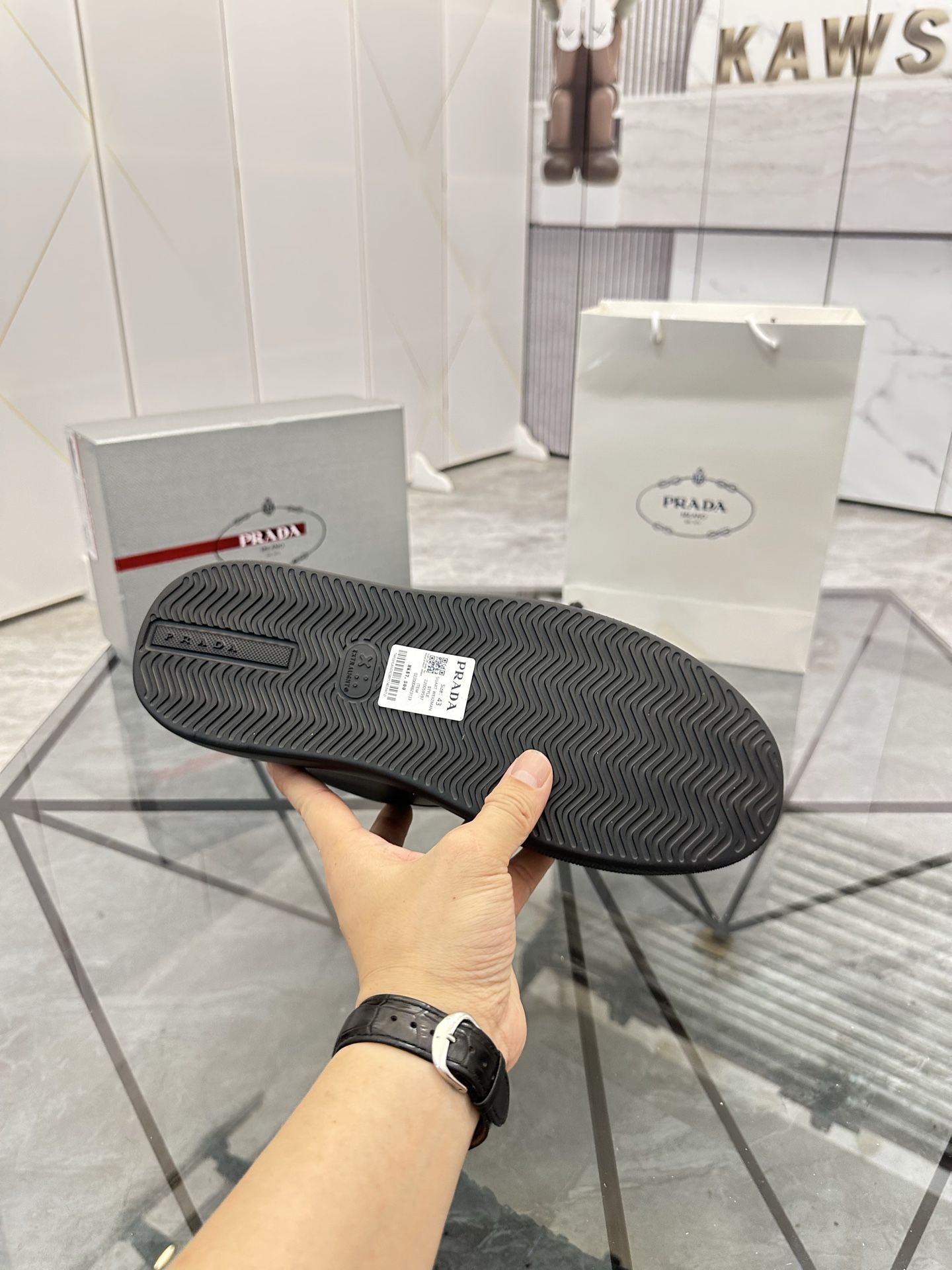 Precio de venta: P270 Artículos de alta gama y máxima calidadMarca: Prada *"Prada*" lowtop loafersTa