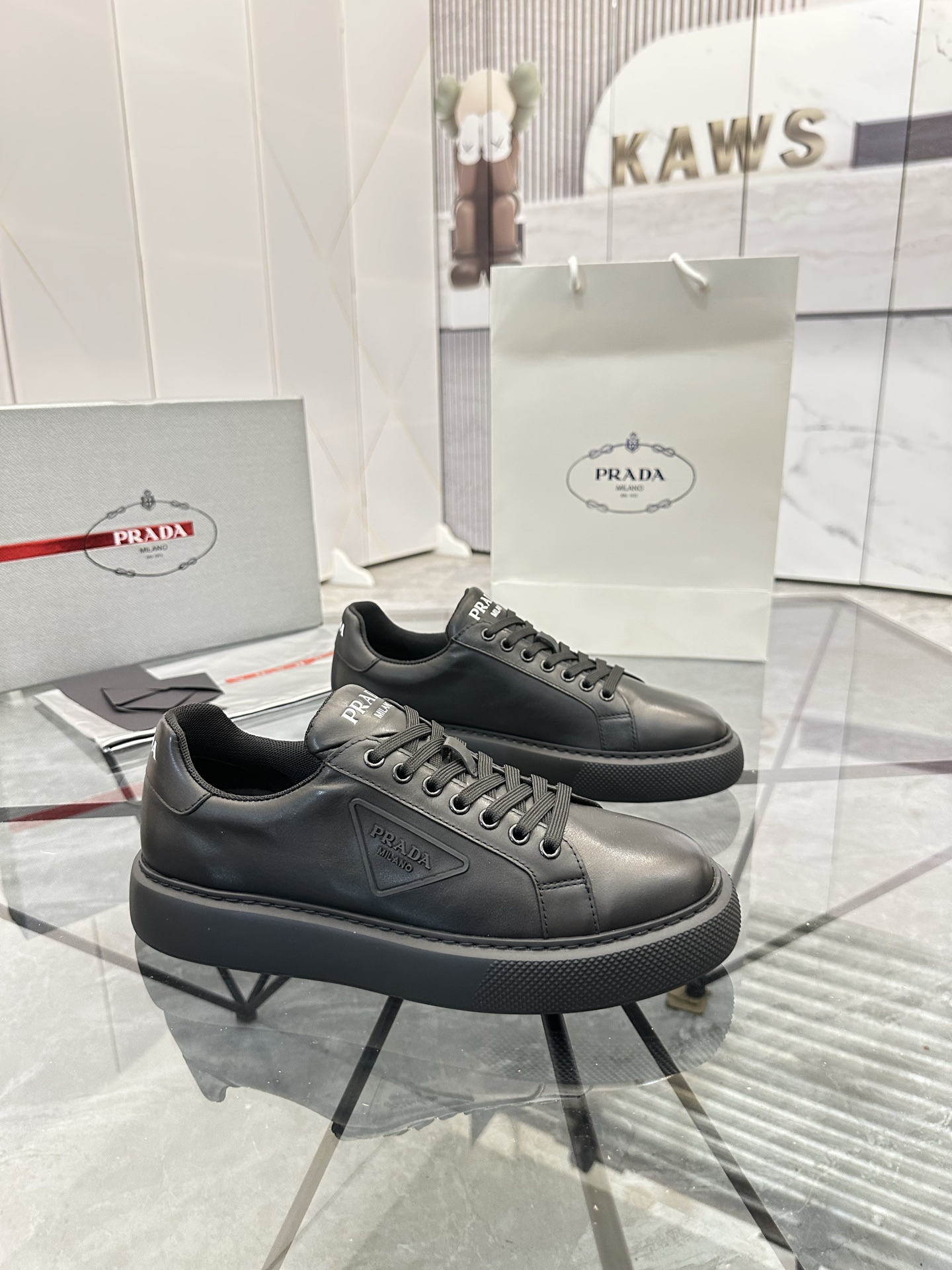 Precio de venta: P270 Artículos de alta gama y máxima calidadMarca: Prada *"Prada*" lowtop loafersTa