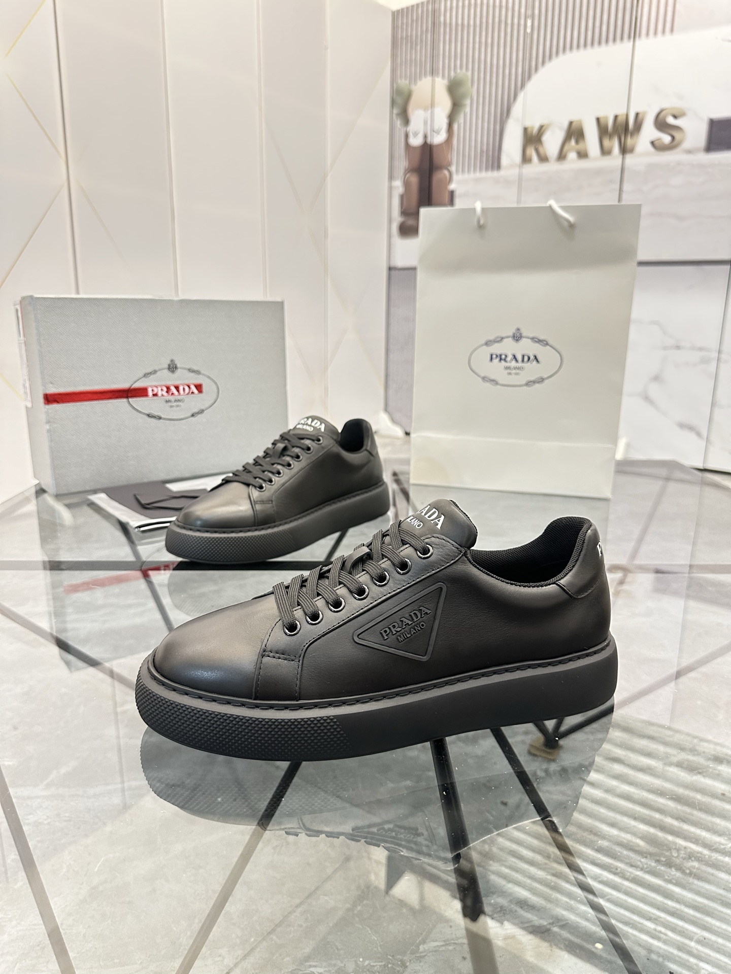 Precio de venta: P270 Artículos de alta gama y máxima calidadMarca: Prada *