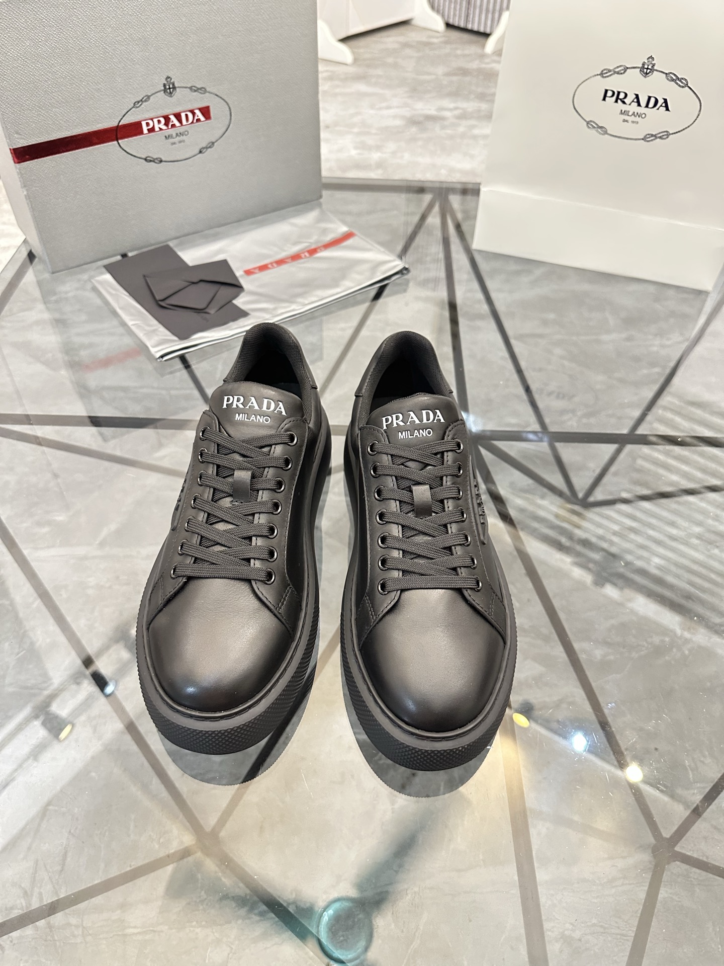 Precio de venta: P270 Artículos de alta gama y máxima calidadMarca: Prada *"Prada*" lowtop loafersTa