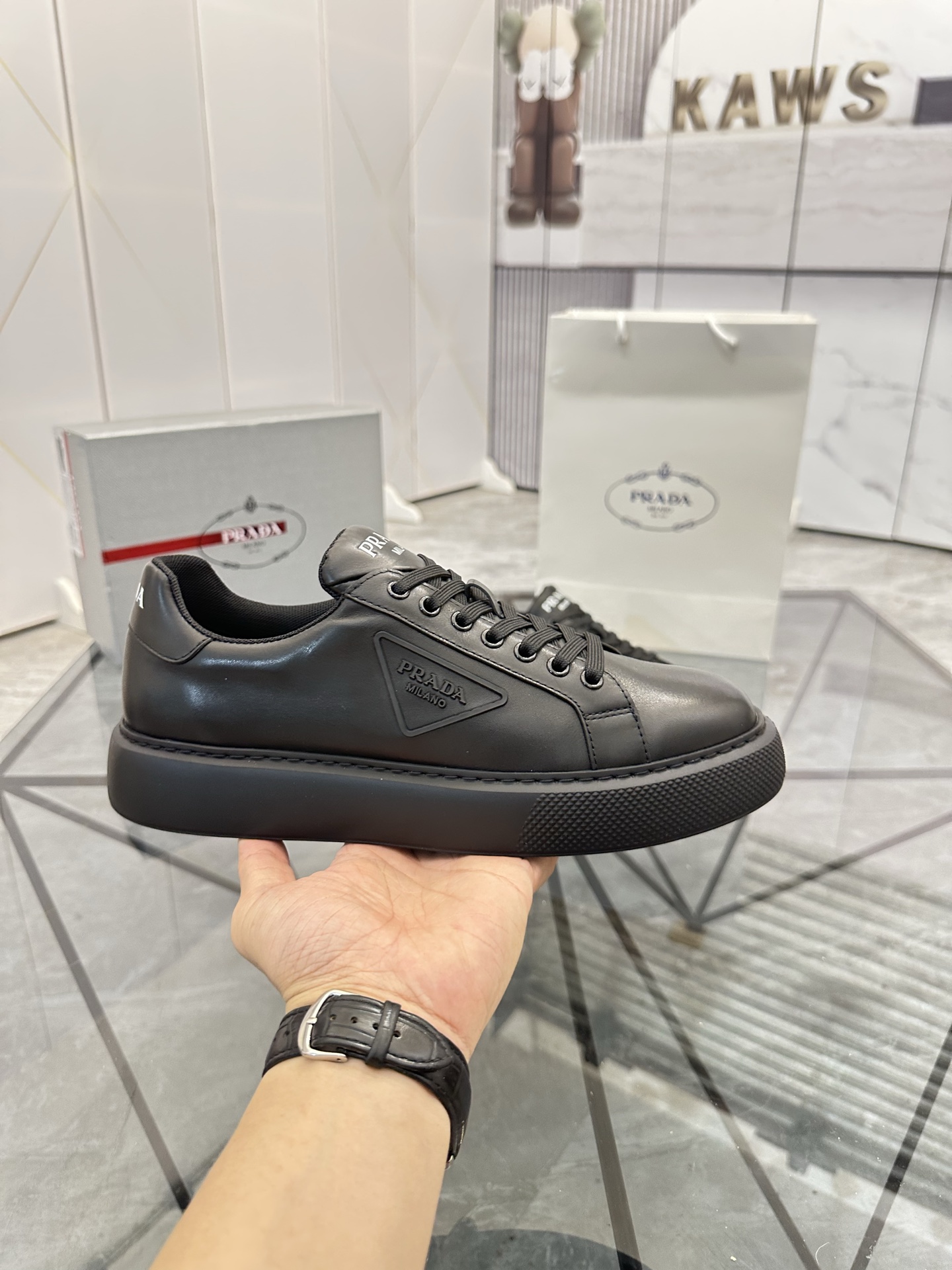 Precio de venta: P270 Artículos de alta gama y máxima calidadMarca: Prada *"Prada*" lowtop loafersTa