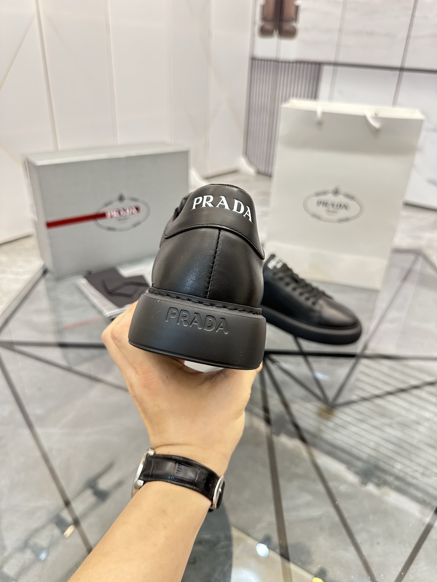 Precio de venta: P270 Artículos de alta gama y máxima calidadMarca: Prada *"Prada*" lowtop loafersTa