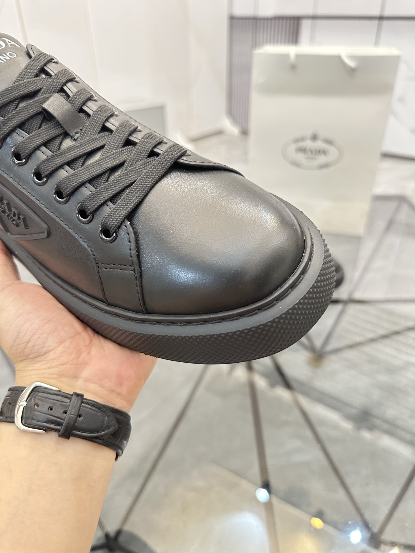 Precio de venta: P270 Artículos de alta gama y máxima calidadMarca: Prada *"Prada*" lowtop loafersTa