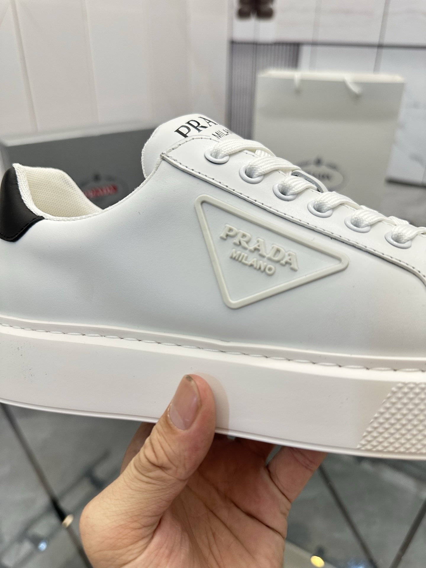 Precio de venta: P270 Artículos de alta gama y máxima calidadMarca: Prada *"Prada*" lowtop loafersTa