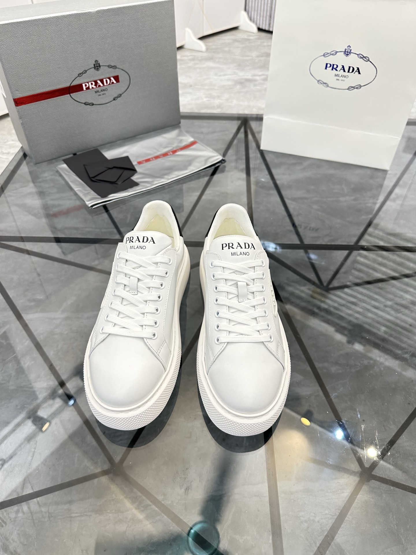 Precio de venta: P270 Artículos de alta gama y máxima calidadMarca: Prada *"Prada*" lowtop loafersTa