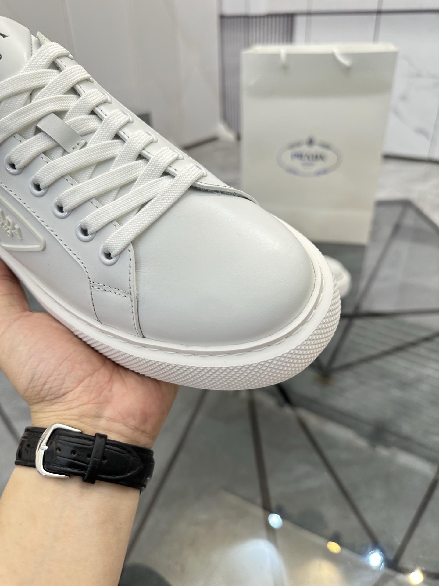Precio de venta: P270 Artículos de alta gama y máxima calidadMarca: Prada *"Prada*" lowtop loafersTa