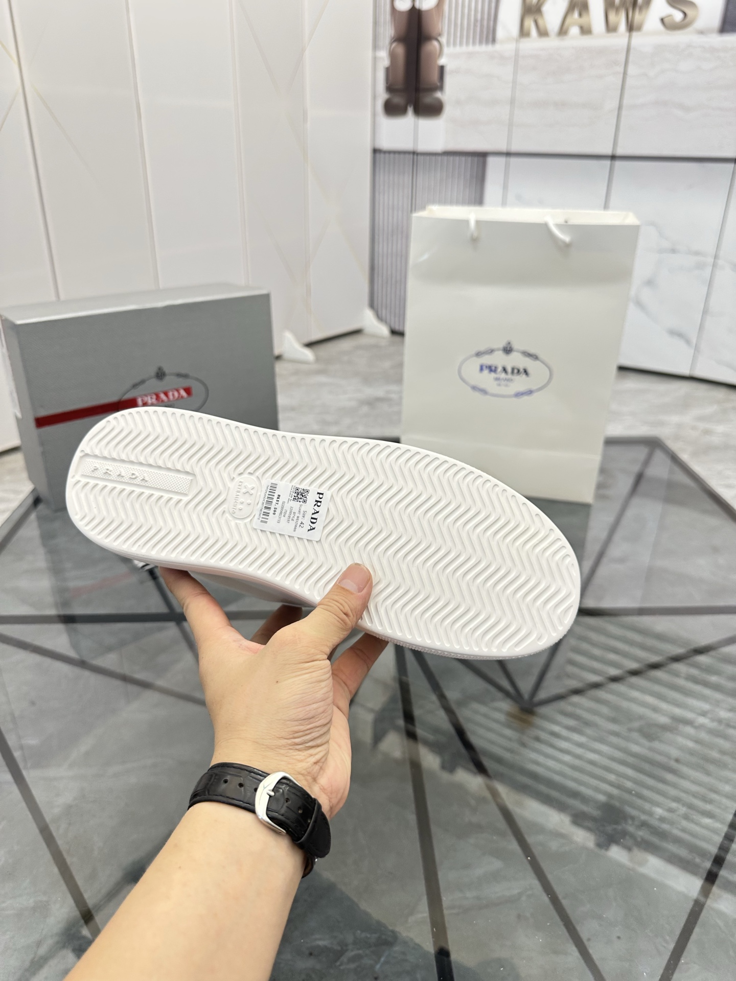 Precio de venta: P270 Artículos de alta gama y máxima calidadMarca: Prada *"Prada*" lowtop loafersTa