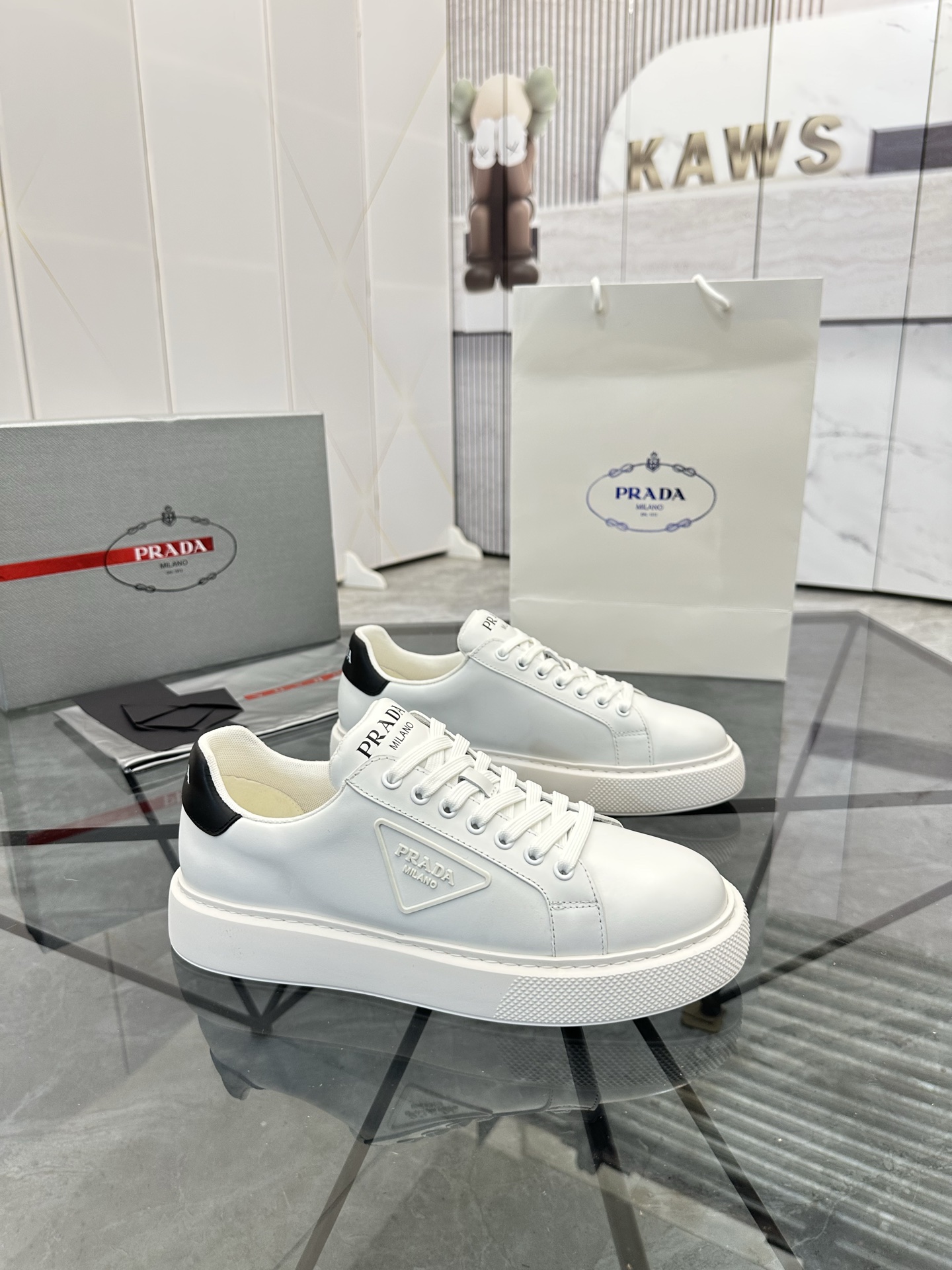 Precio de venta: P270 Artículos de alta gama y máxima calidadMarca: Prada *"Prada*" lowtop loafersTa