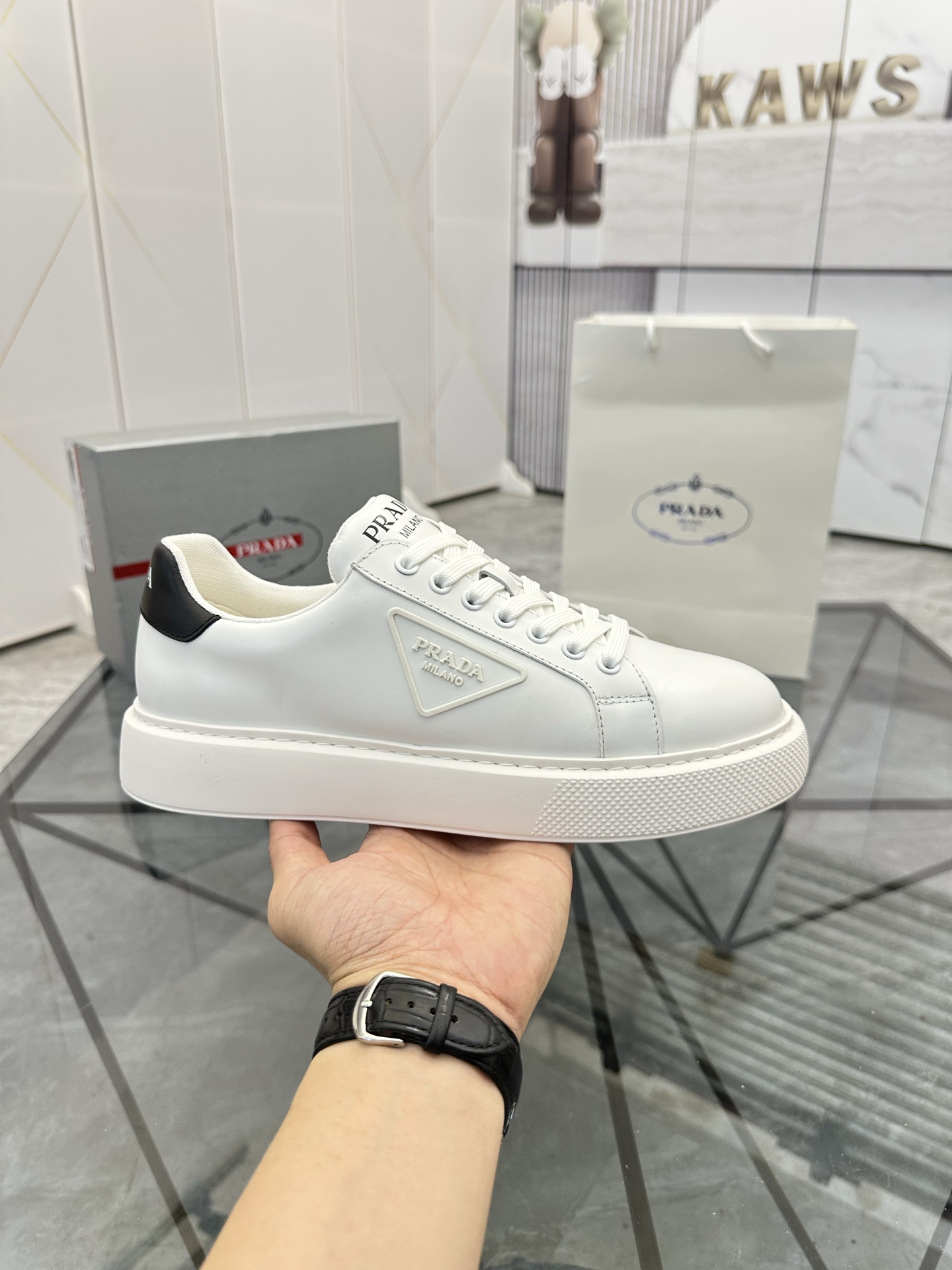Precio de venta: P270 Artículos de alta gama y máxima calidadMarca: Prada *"Prada*" lowtop loafersTa