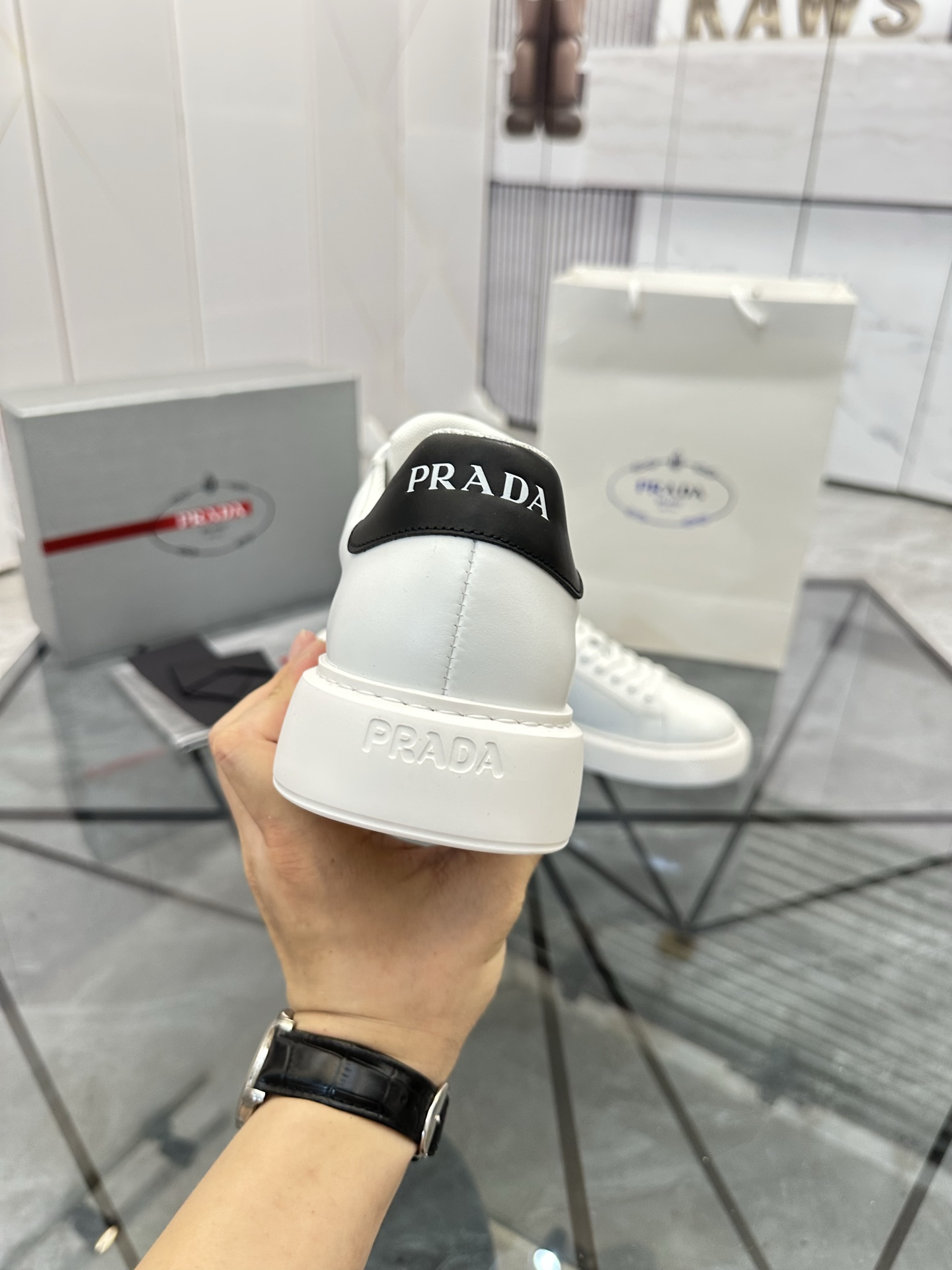 Precio de venta: P270 Artículos de alta gama y máxima calidadMarca: Prada *"Prada*" lowtop loafersTa