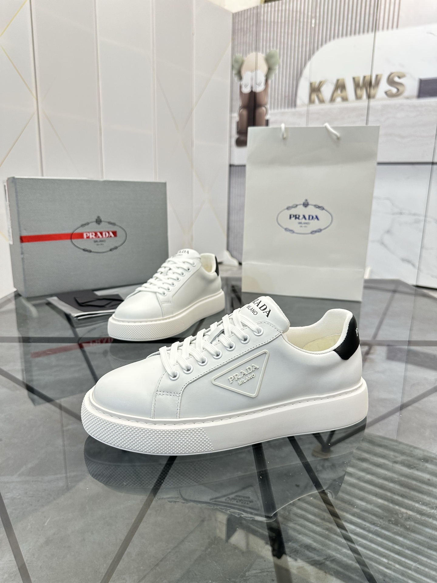 Precio de venta: P270 Artículos de alta gama y máxima calidadMarca: Prada *