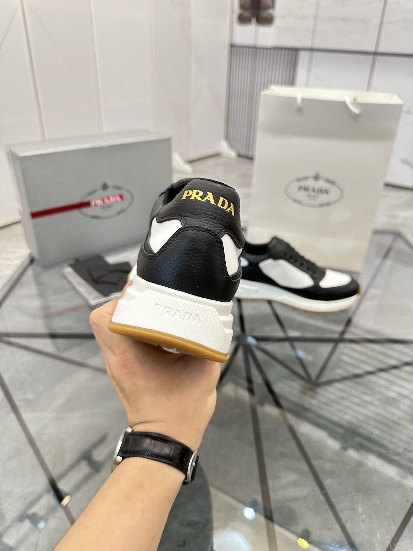 Precio de venta: P270 Artículos de alta gama y máxima calidadMarca: Prada *"Prada*" lowtop loafersTa