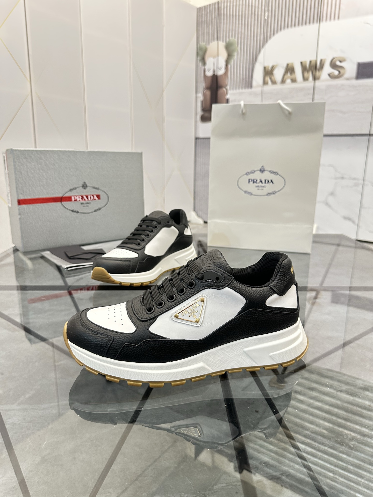 Precio de venta: P270 Artículos de alta gama y máxima calidadMarca: Prada *