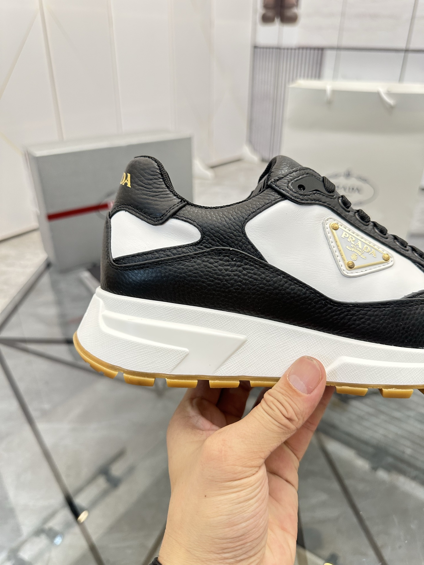 Precio de venta: P270 Artículos de alta gama y máxima calidadMarca: Prada *"Prada*" lowtop loafersTa