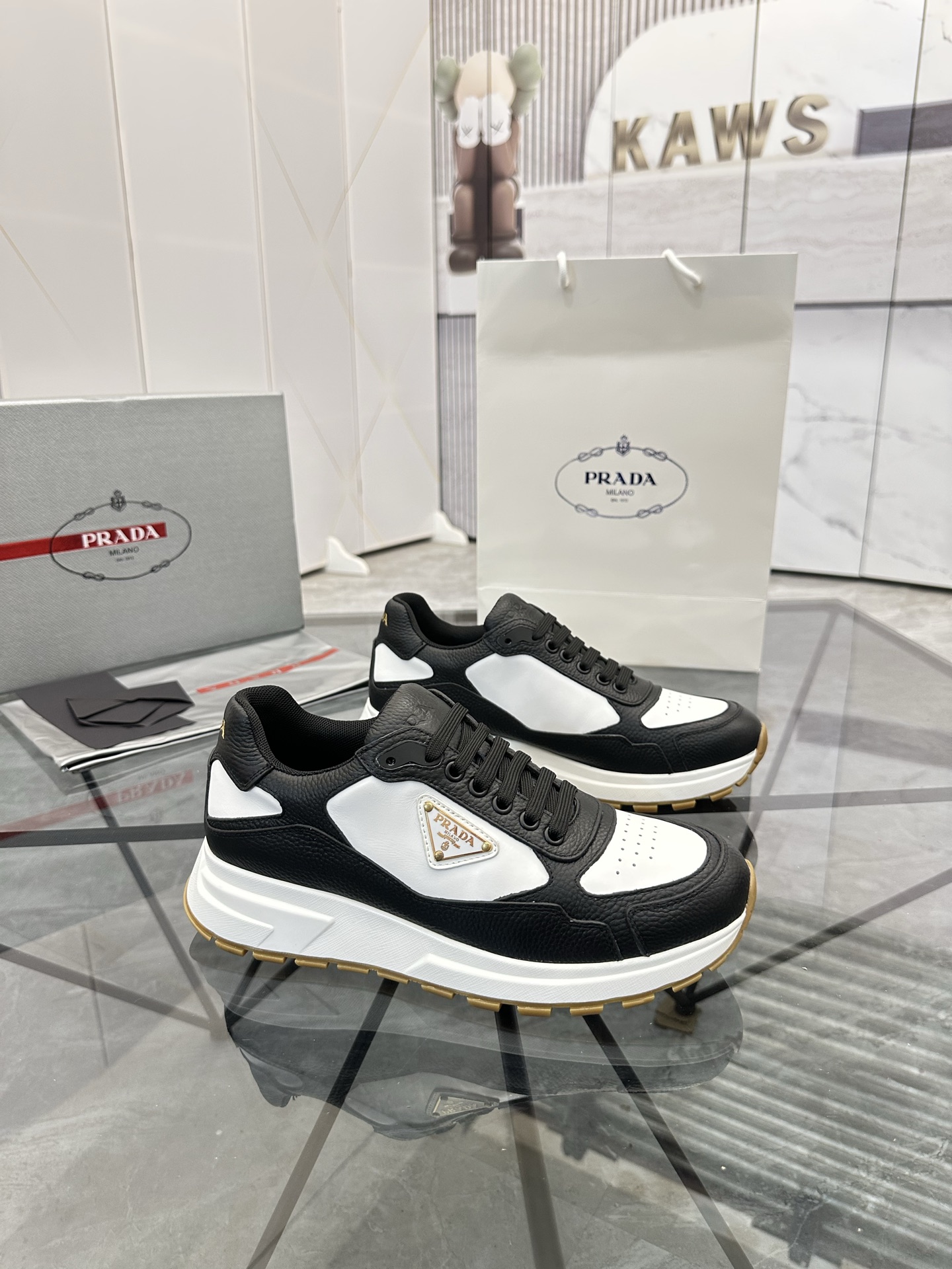 Precio de venta: P270 Artículos de alta gama y máxima calidadMarca: Prada *"Prada*" lowtop loafersTa