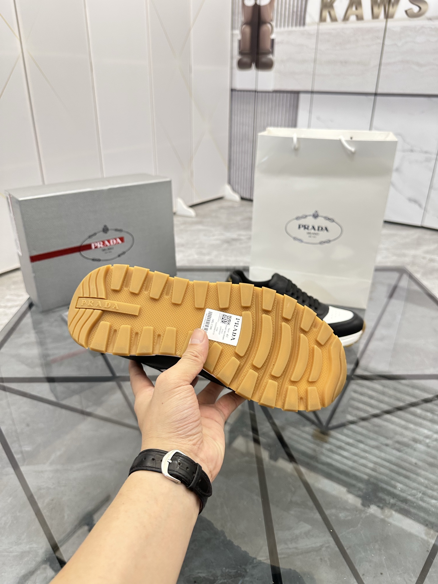 Precio de venta: P270 Artículos de alta gama y máxima calidadMarca: Prada *"Prada*" lowtop loafersTa