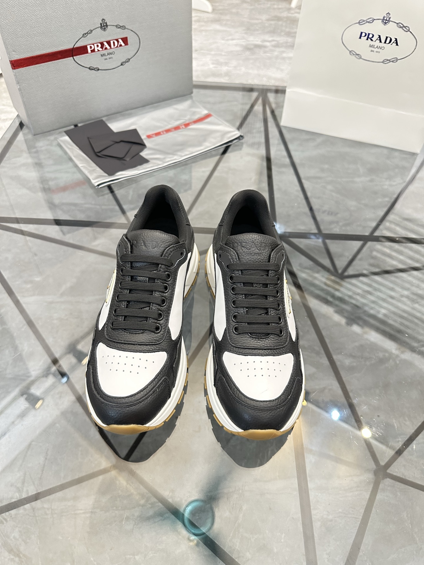 Precio de venta: P270 Artículos de alta gama y máxima calidadMarca: Prada *"Prada*" lowtop loafersTa