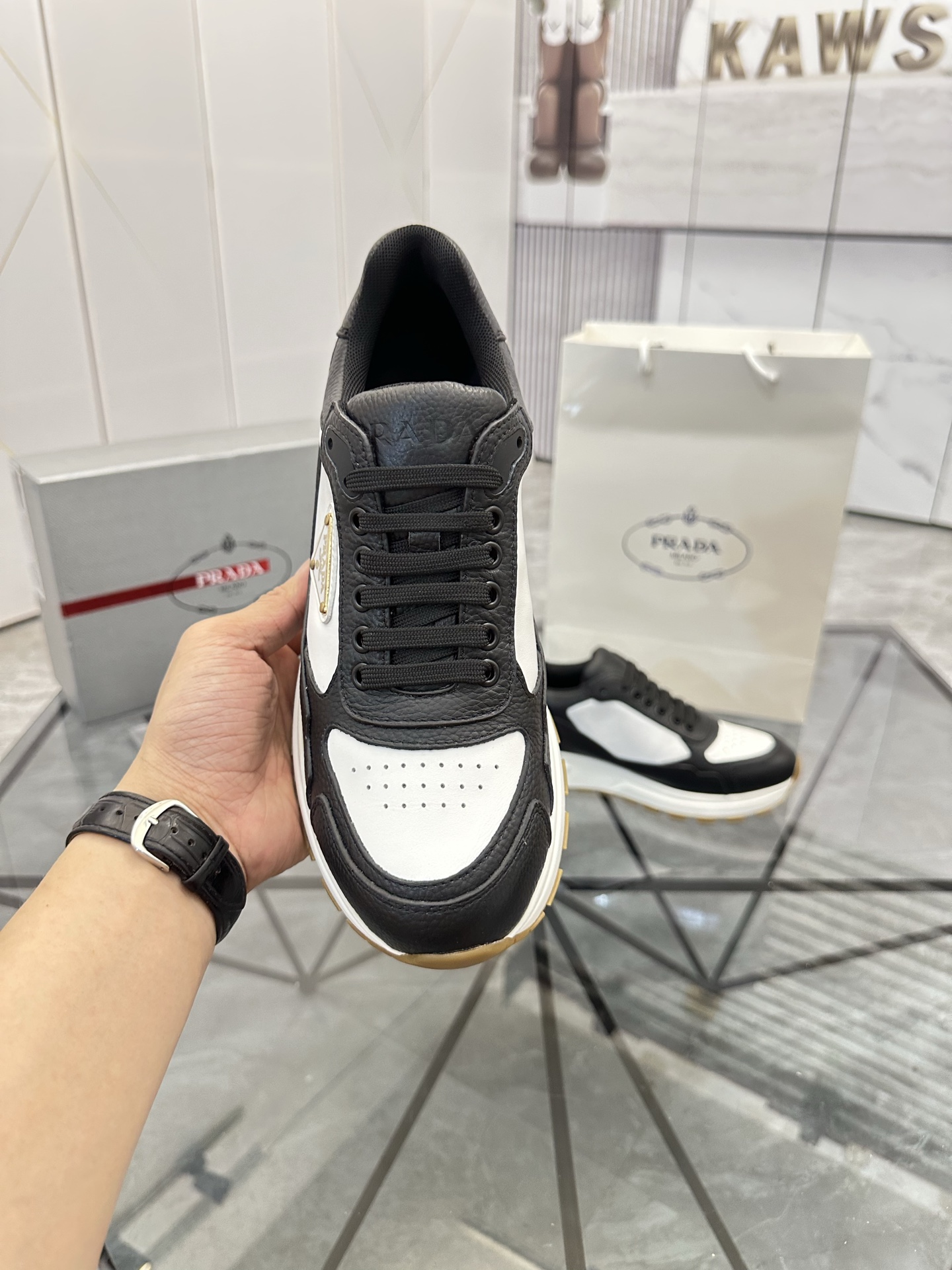 Precio de venta: P270 Artículos de alta gama y máxima calidadMarca: Prada *"Prada*" lowtop loafersTa