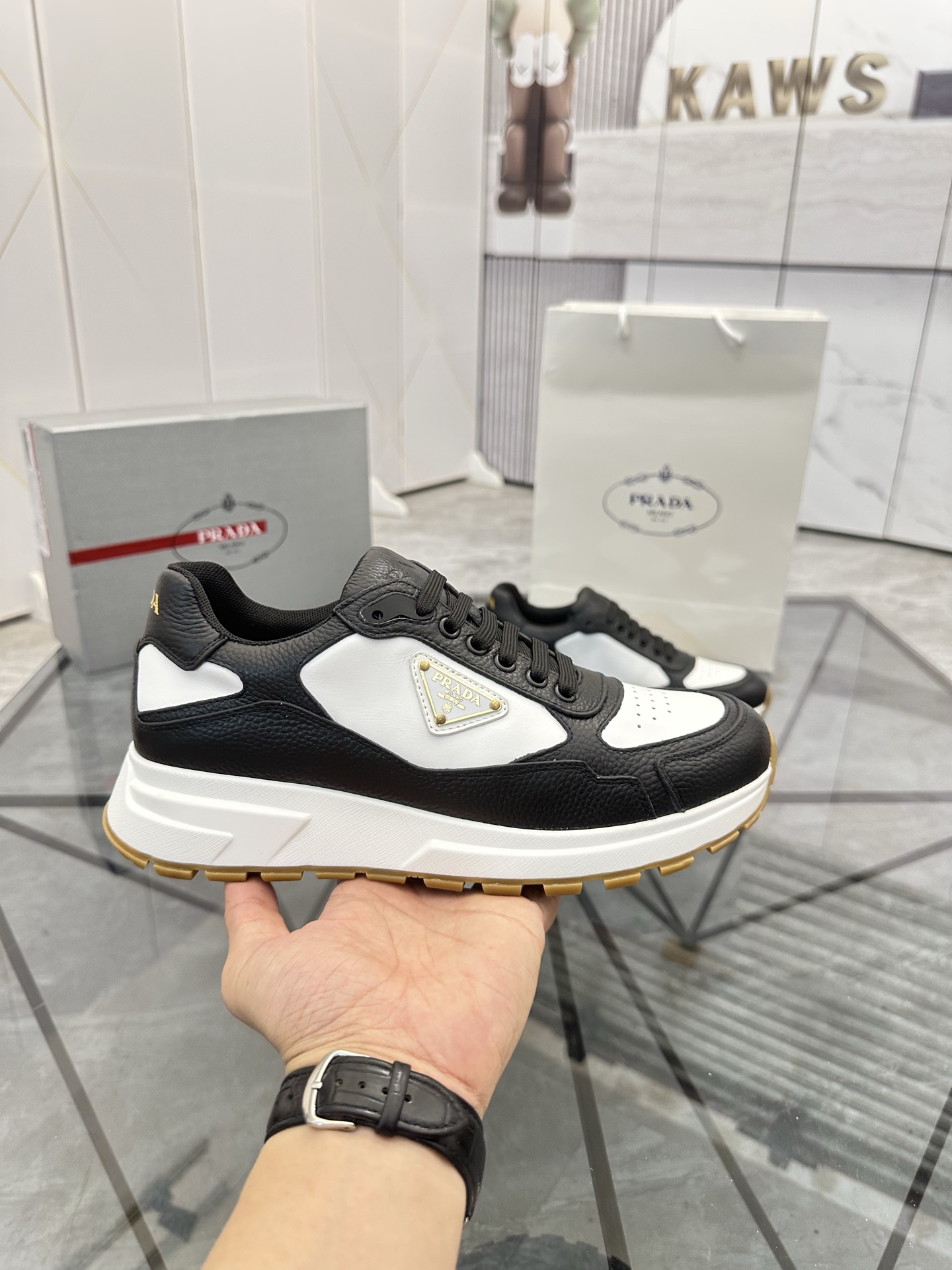 Precio de venta: P270 Artículos de alta gama y máxima calidadMarca: Prada *"Prada*" lowtop loafersTa