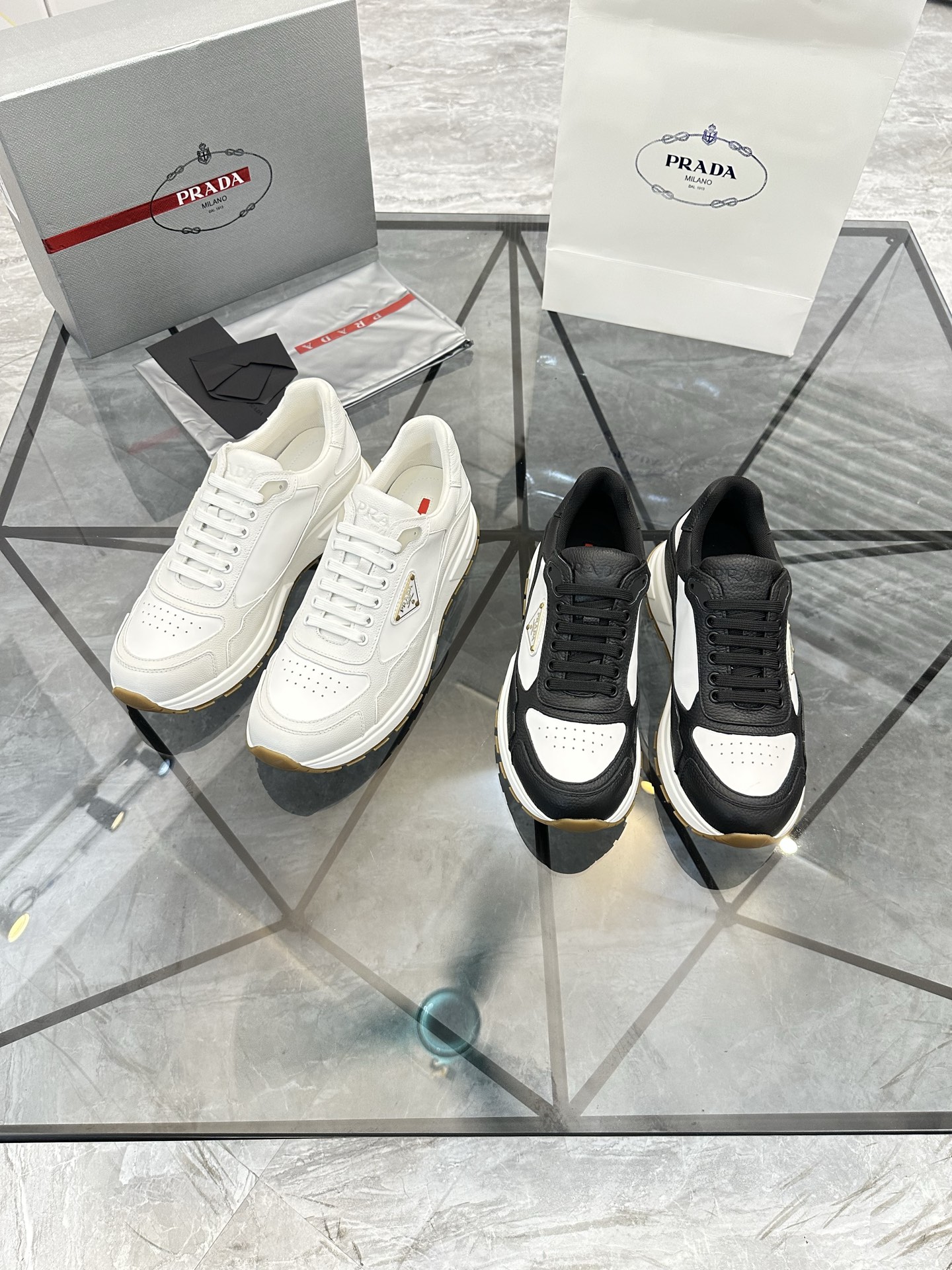 Precio de venta: P270 Artículos de alta gama y máxima calidadMarca: Prada *"Prada*" lowtop loafersTa