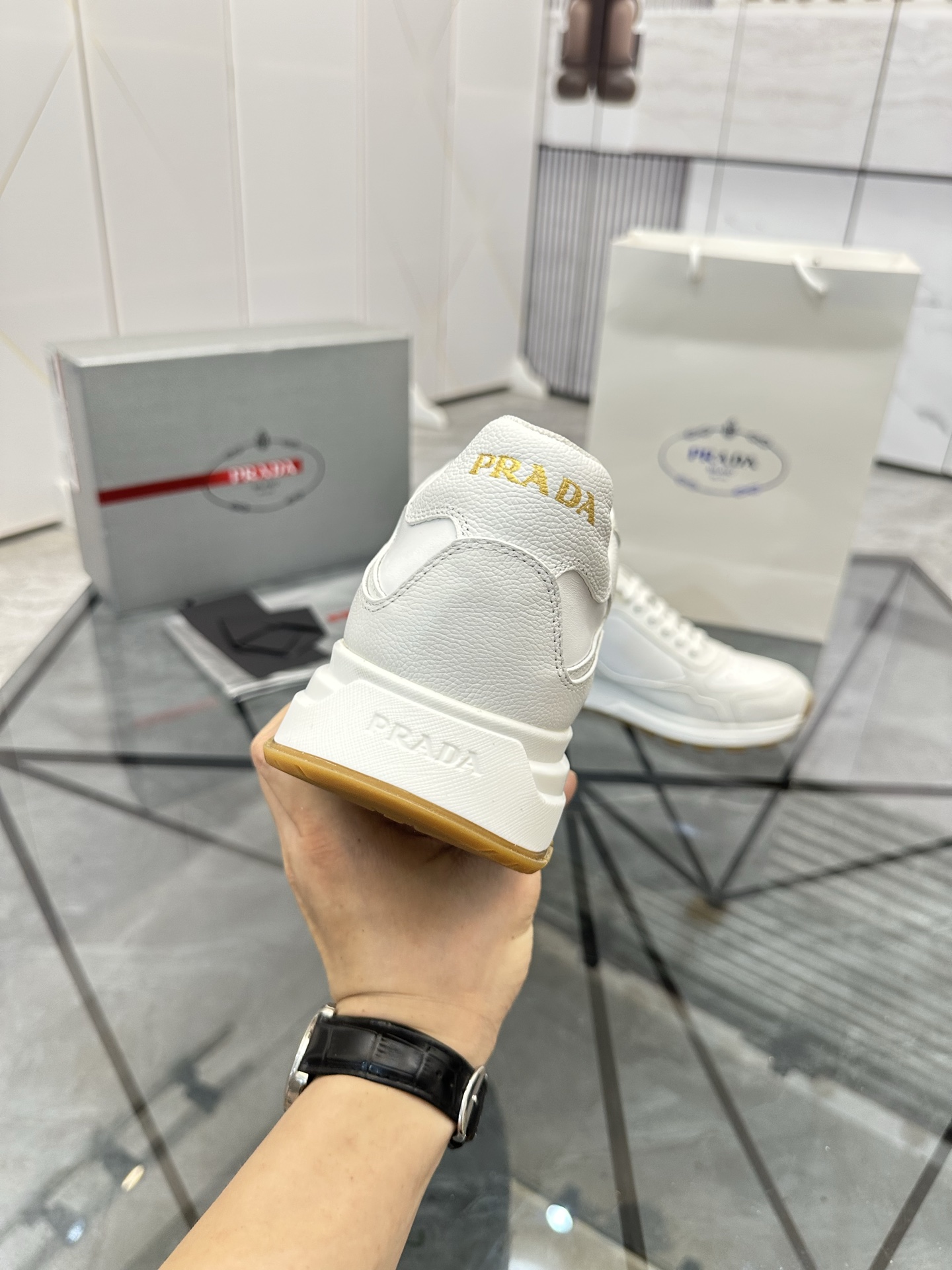 Precio de venta: P270 Artículos de alta gama y máxima calidadMarca: Prada *"Prada*" lowtop loafersTa