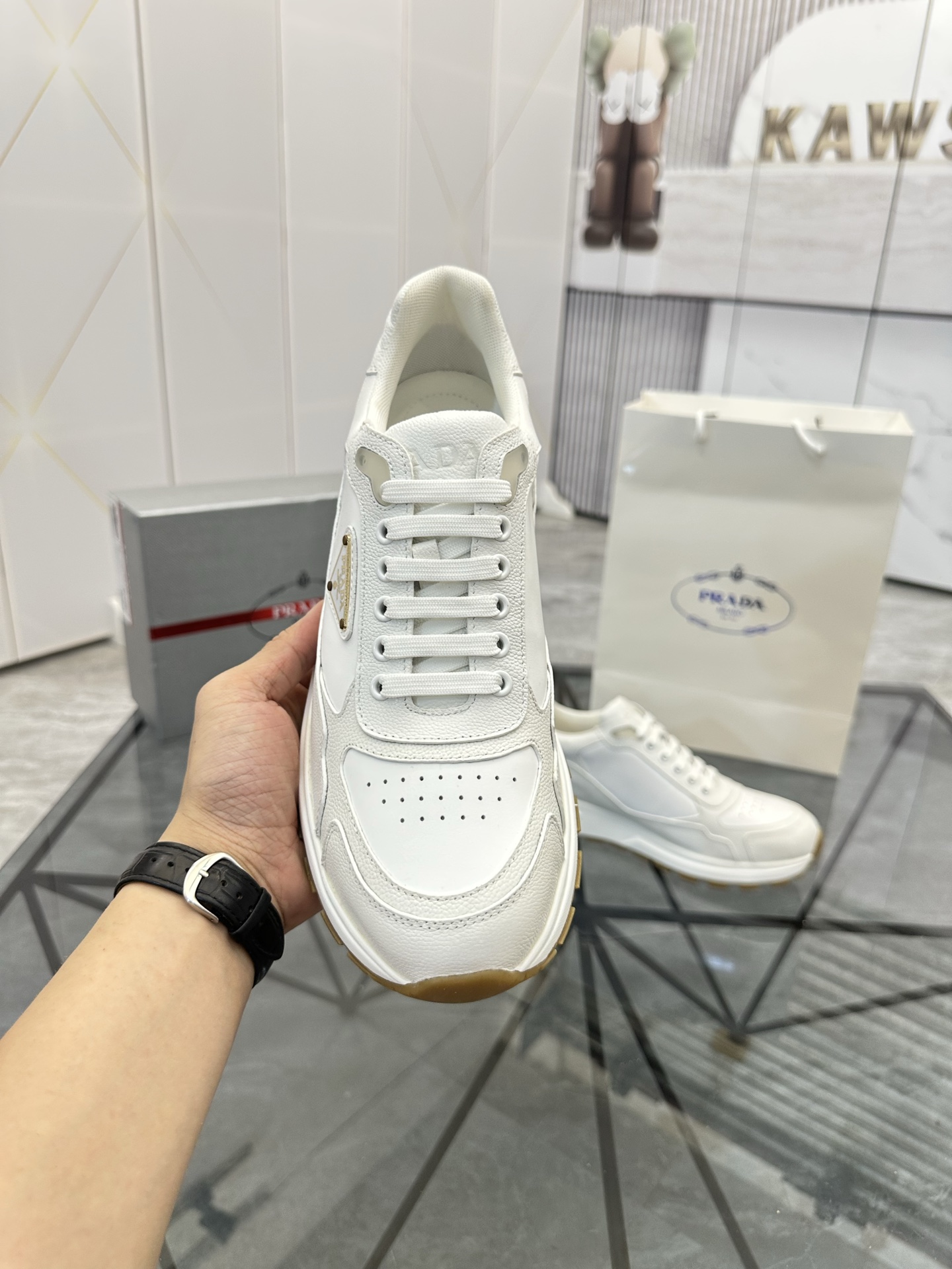 Precio de venta: P270 Artículos de alta gama y máxima calidadMarca: Prada *"Prada*" lowtop loafersTa