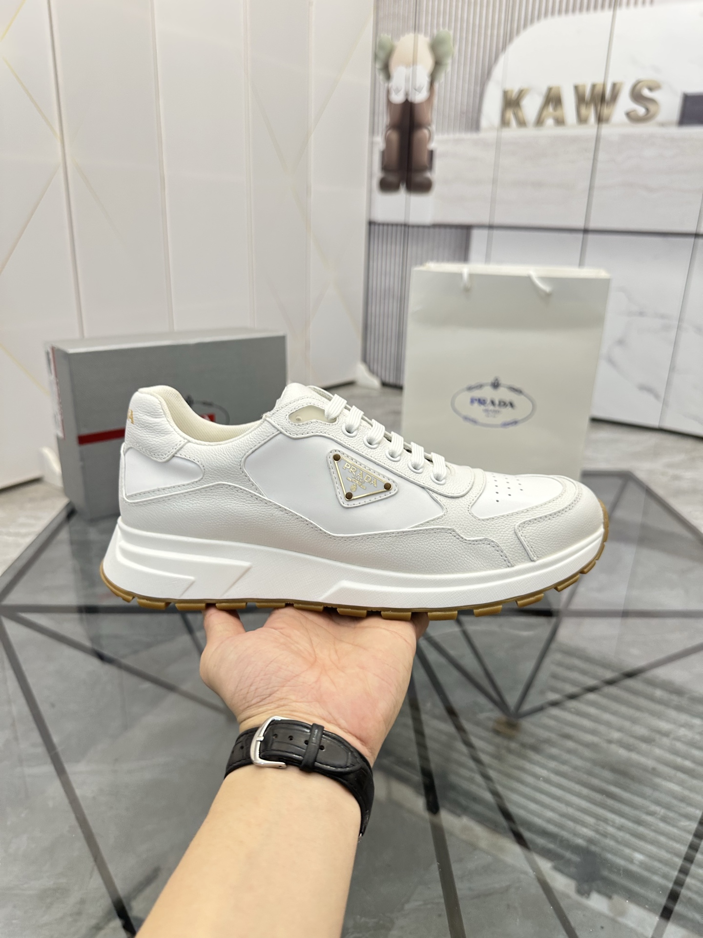 Precio de venta: P270 Artículos de alta gama y máxima calidadMarca: Prada *"Prada*" lowtop loafersTa