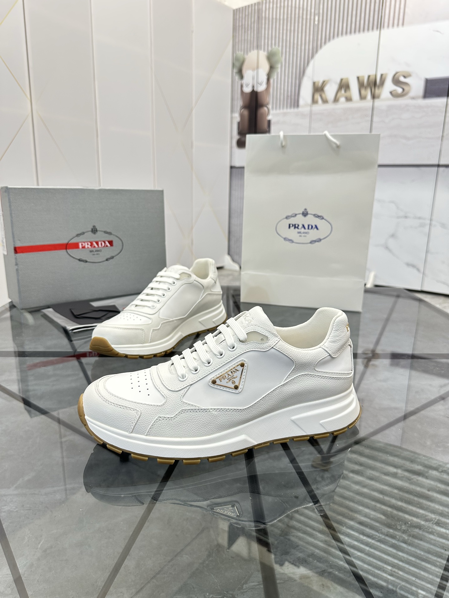 Precio de venta: P270 Artículos de alta gama y máxima calidadMarca: Prada *