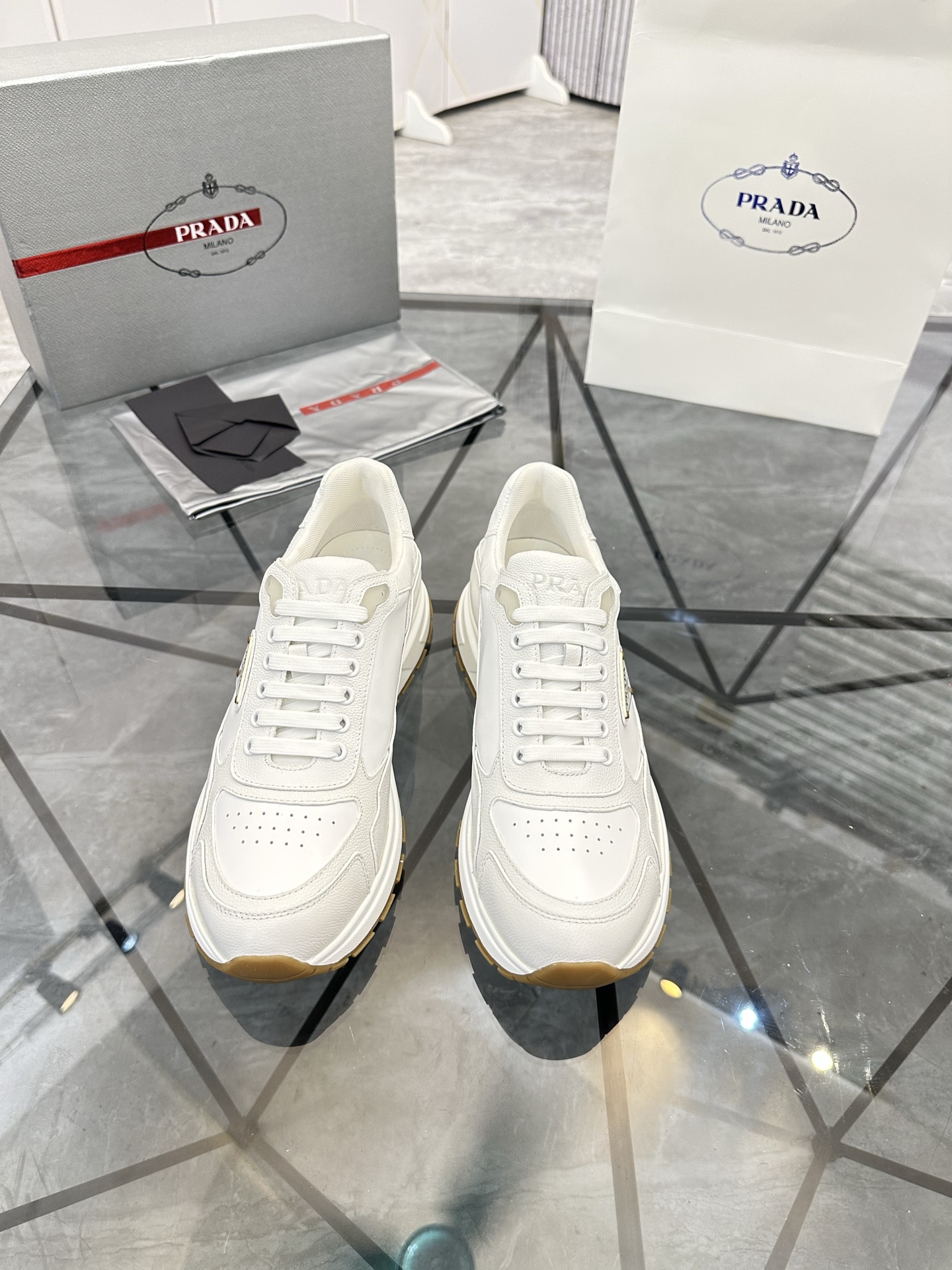 Precio de venta: P270 Artículos de alta gama y máxima calidadMarca: Prada *"Prada*" lowtop loafersTa
