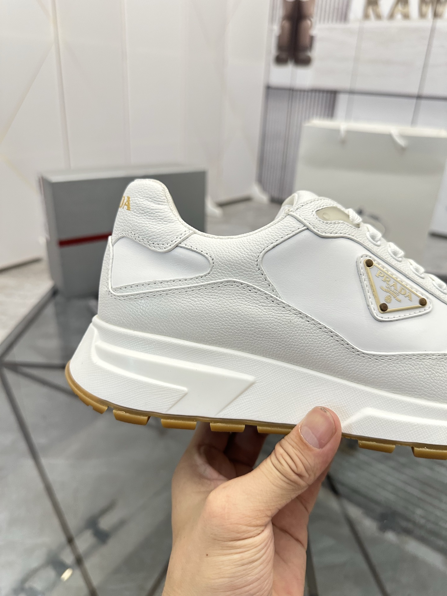 Precio de venta: P270 Artículos de alta gama y máxima calidadMarca: Prada *"Prada*" lowtop loafersTa