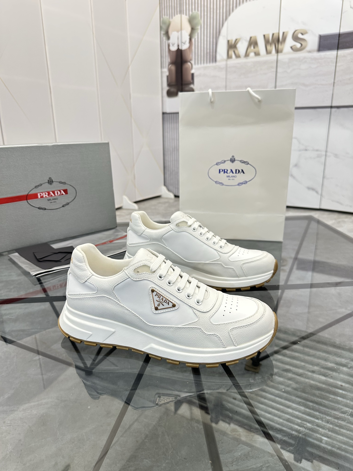 Precio de venta: P270 Artículos de alta gama y máxima calidadMarca: Prada *"Prada*" lowtop loafersTa