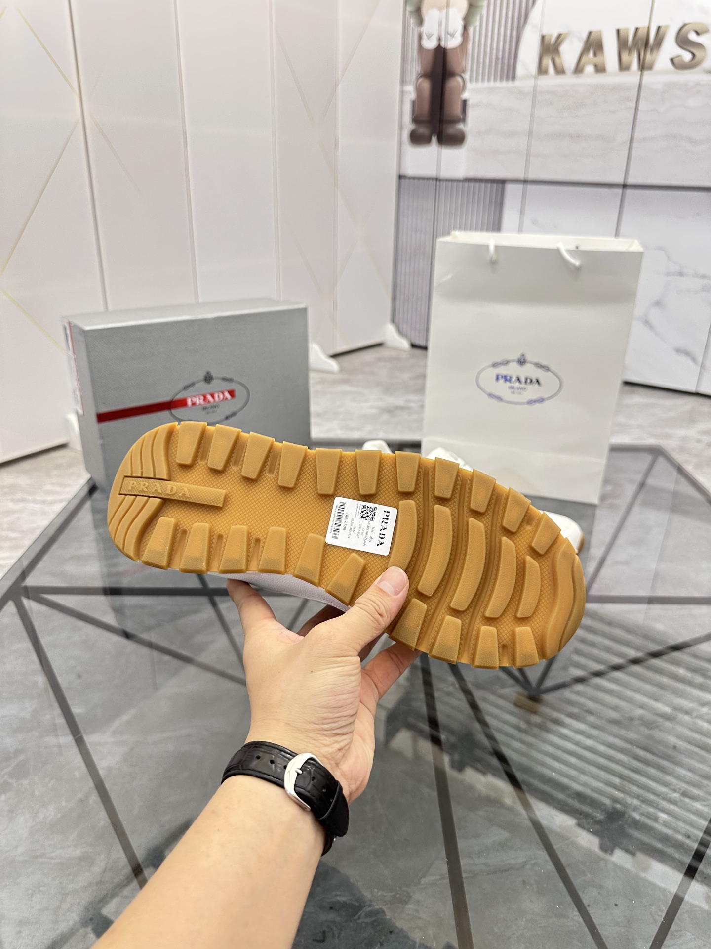 Precio de venta: P270 Artículos de alta gama y máxima calidadMarca: Prada *"Prada*" lowtop loafersTa