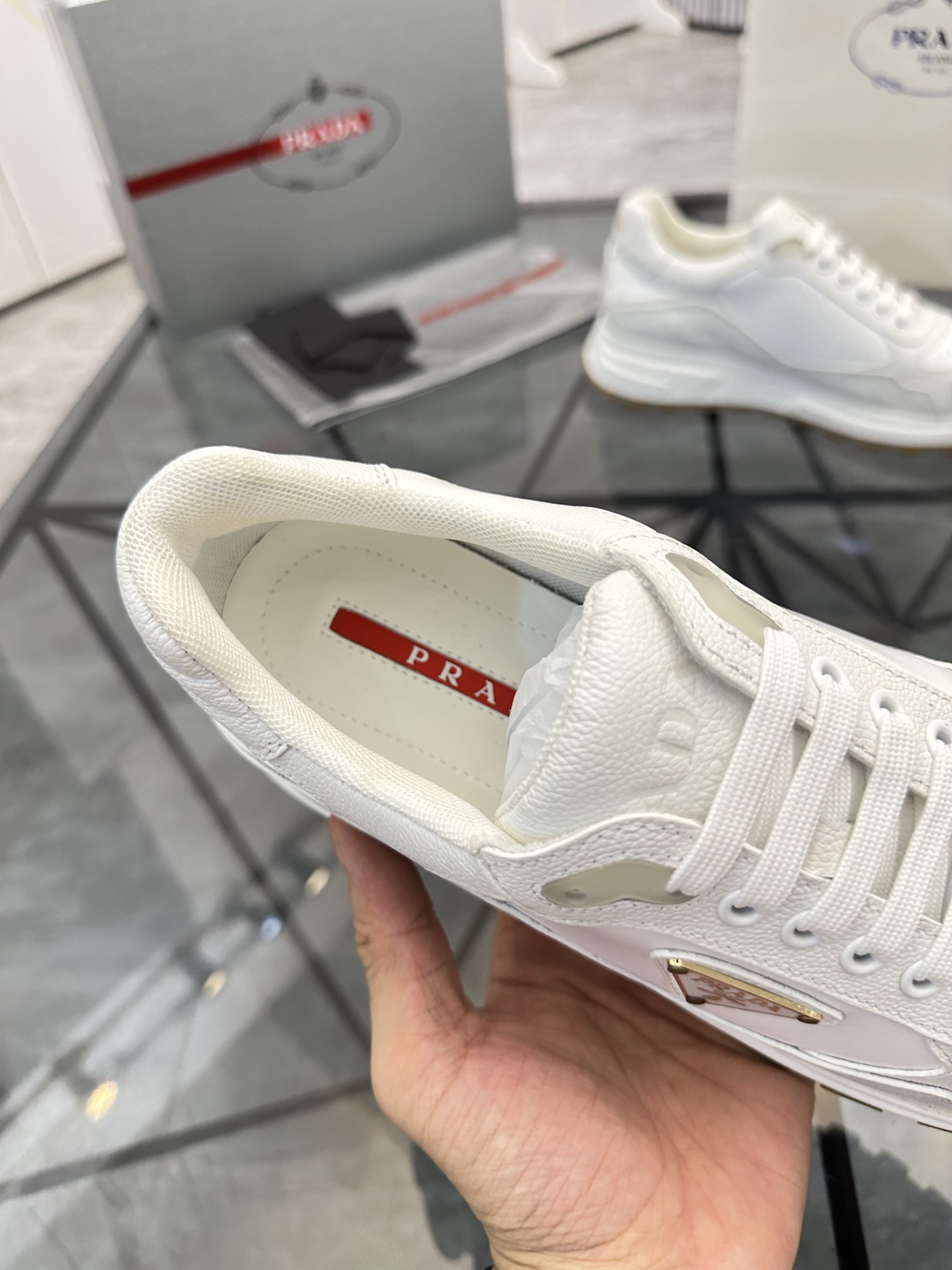 Precio de venta: P270 Artículos de alta gama y máxima calidadMarca: Prada *"Prada*" lowtop loafersTa